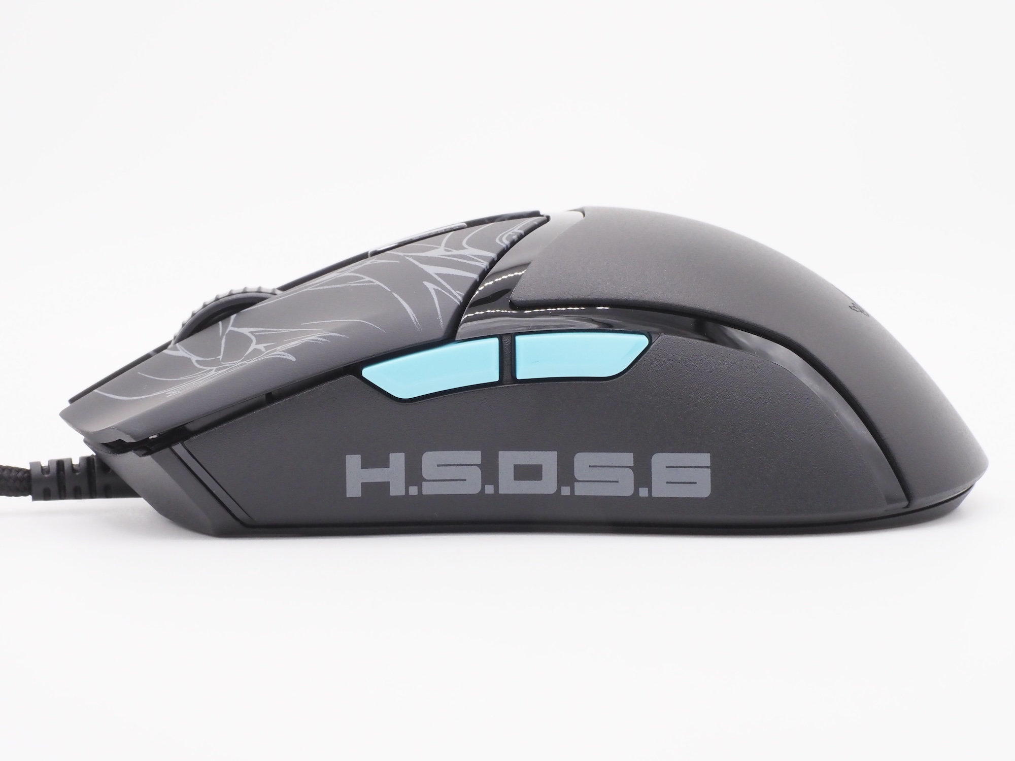 左サイドには「H.S.O.S.6」の文字。またサイドボタンはライトブルーのものに変更されている