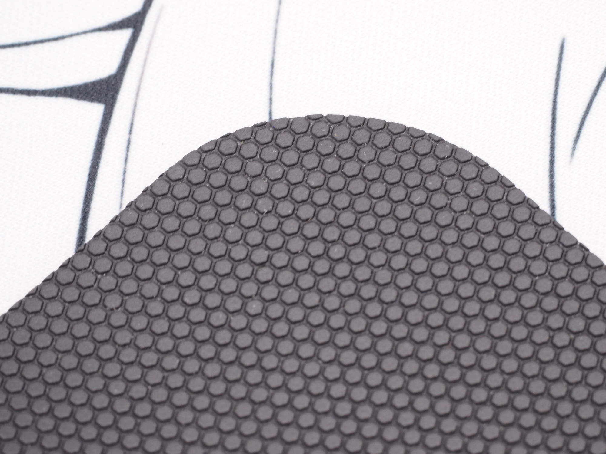 裏面にはラバー素材が使われており滑りにくい