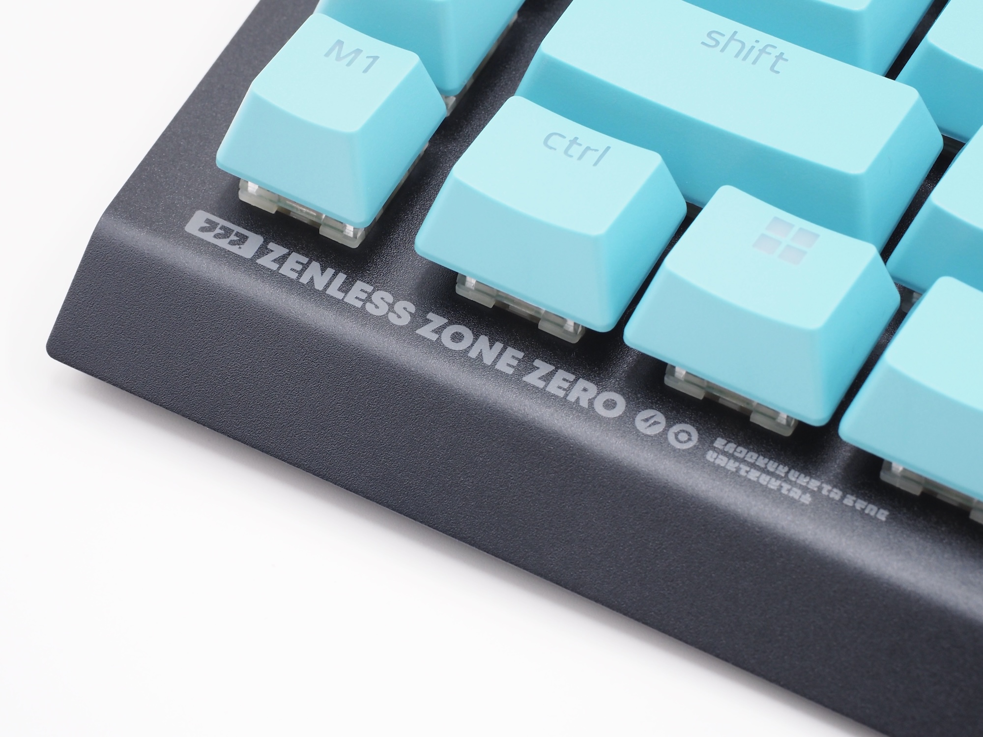 筐体左下には「ゼンレスゾーンゼロ」とプリント