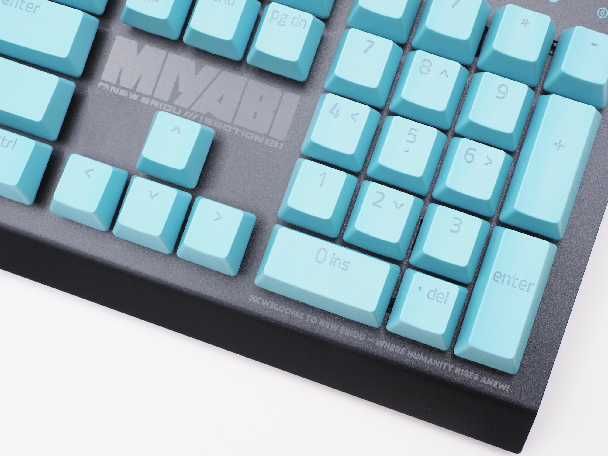 筐体右下には「MIYABI」の文字と英語版のキャッチコピー「Welcome to New Eridu - Where Humanity Rises Anew!」をプリント