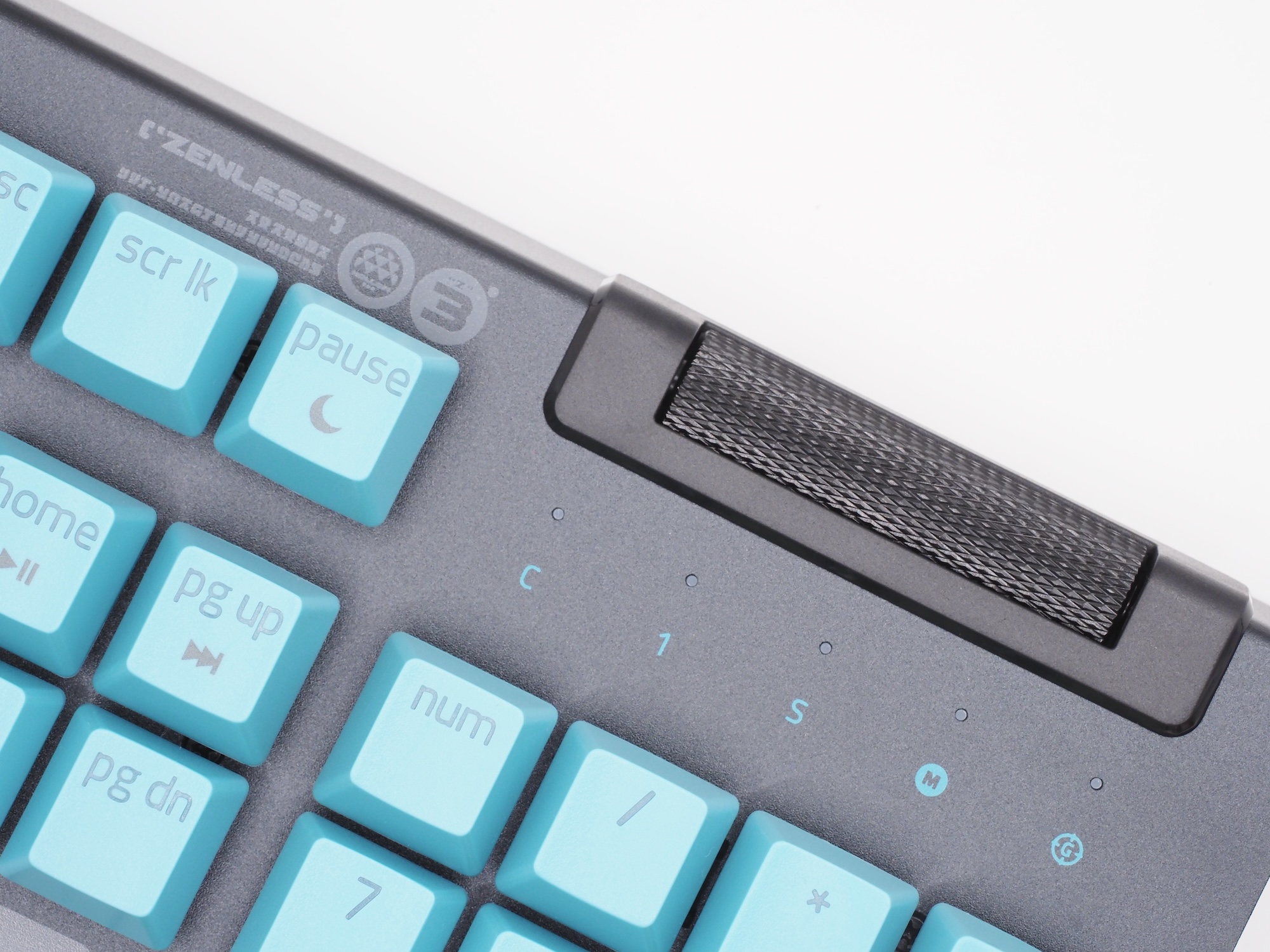 筐体右上には「ゼンレスゾーンゼロ」のロゴマークをプリント。ステータスLEDの文字もライトブルーに変更されている