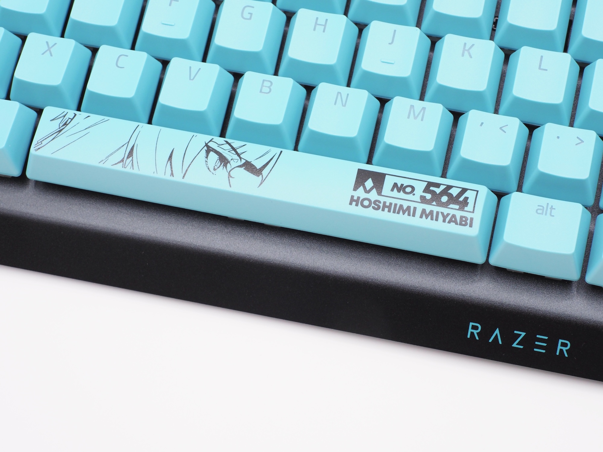 そして一番目を惹くスペースキー。対ホロウ6課に共通する「No.564」と星見雅の横顔がデザインされている