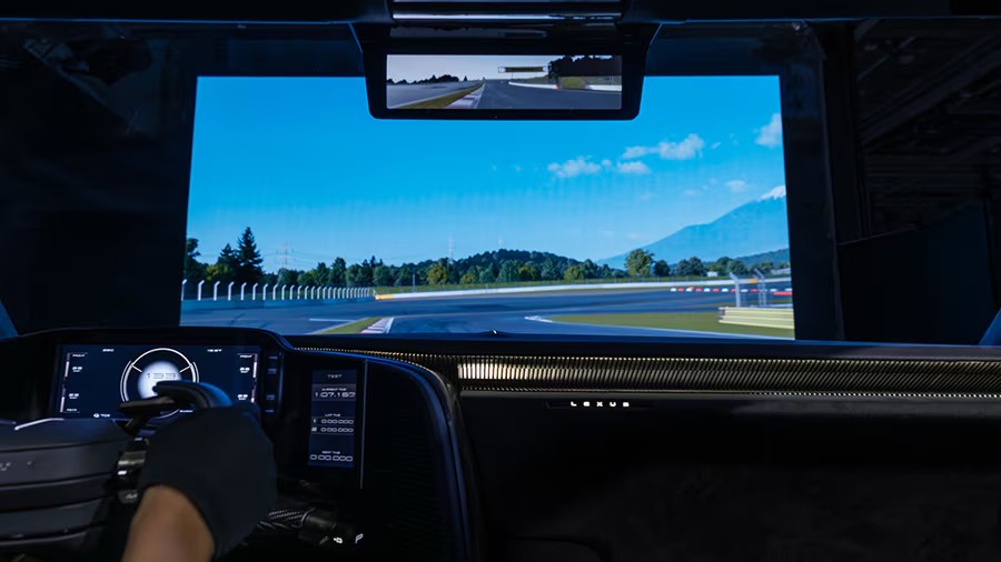 「LEXUS RealxVirtual Driving Concept powered by VR Cockpit」の様子