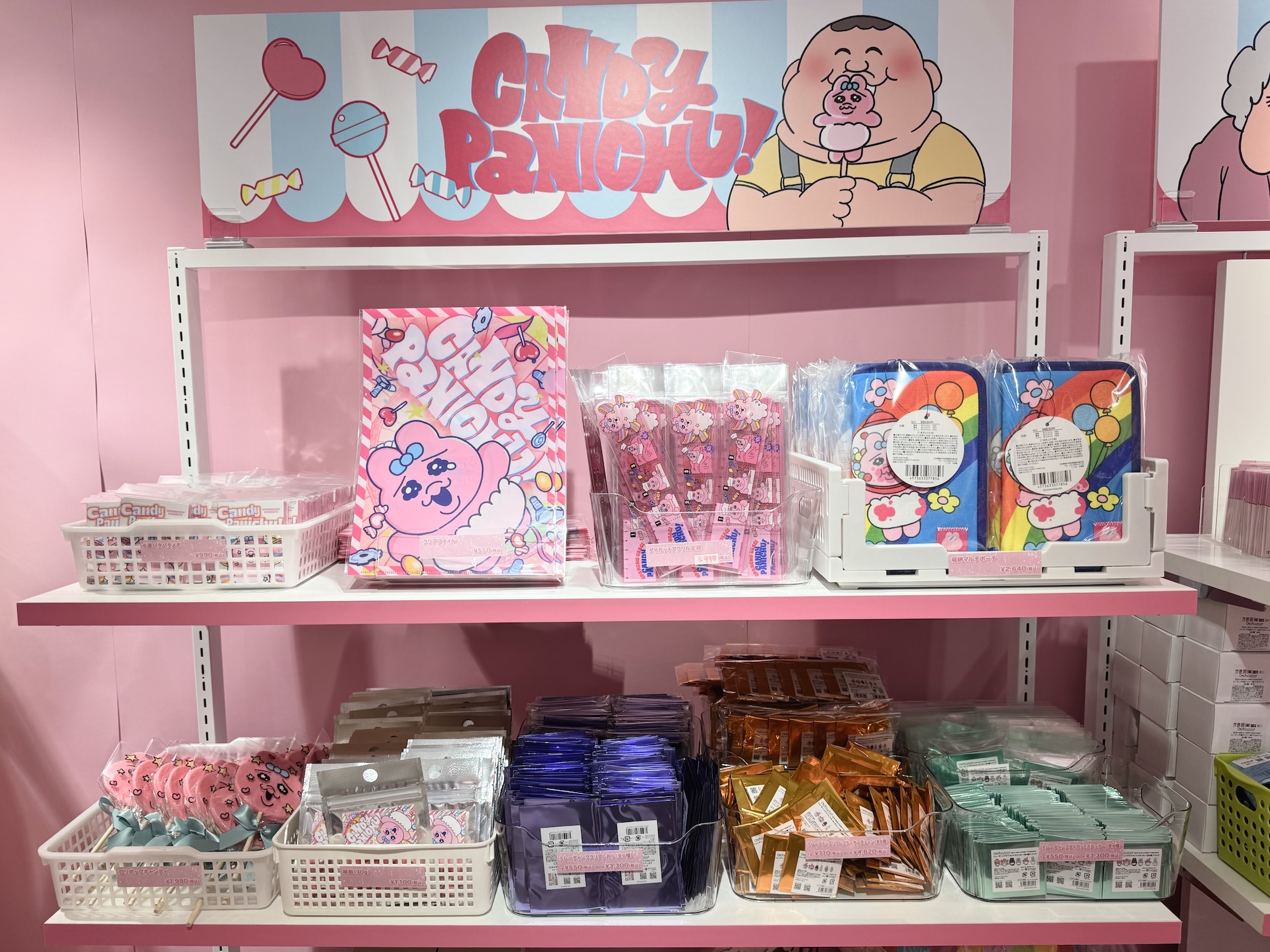 期間中、「おぱんちゅうさぎ」の対象商品を3,300円（税込）購入ごとに1回、会場の巨大ガチャマシンを利用可能。景品にはミニ缶バッジ（全6種）が用意されている