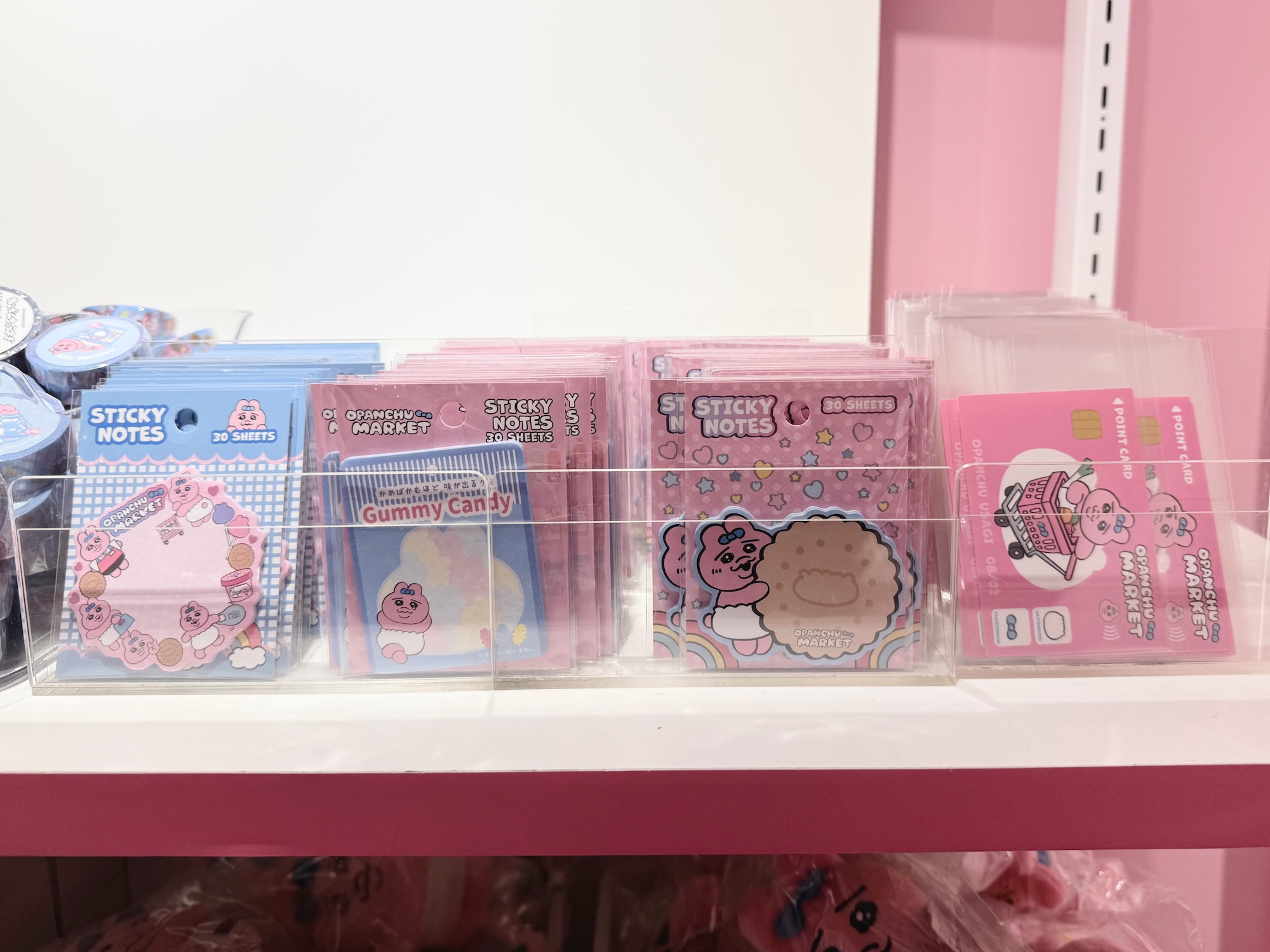 期間中、「おぱんちゅうさぎ」の対象商品を3,300円（税込）購入ごとに1回、会場の巨大ガチャマシンを利用可能。景品にはミニ缶バッジ（全6種）が用意されている