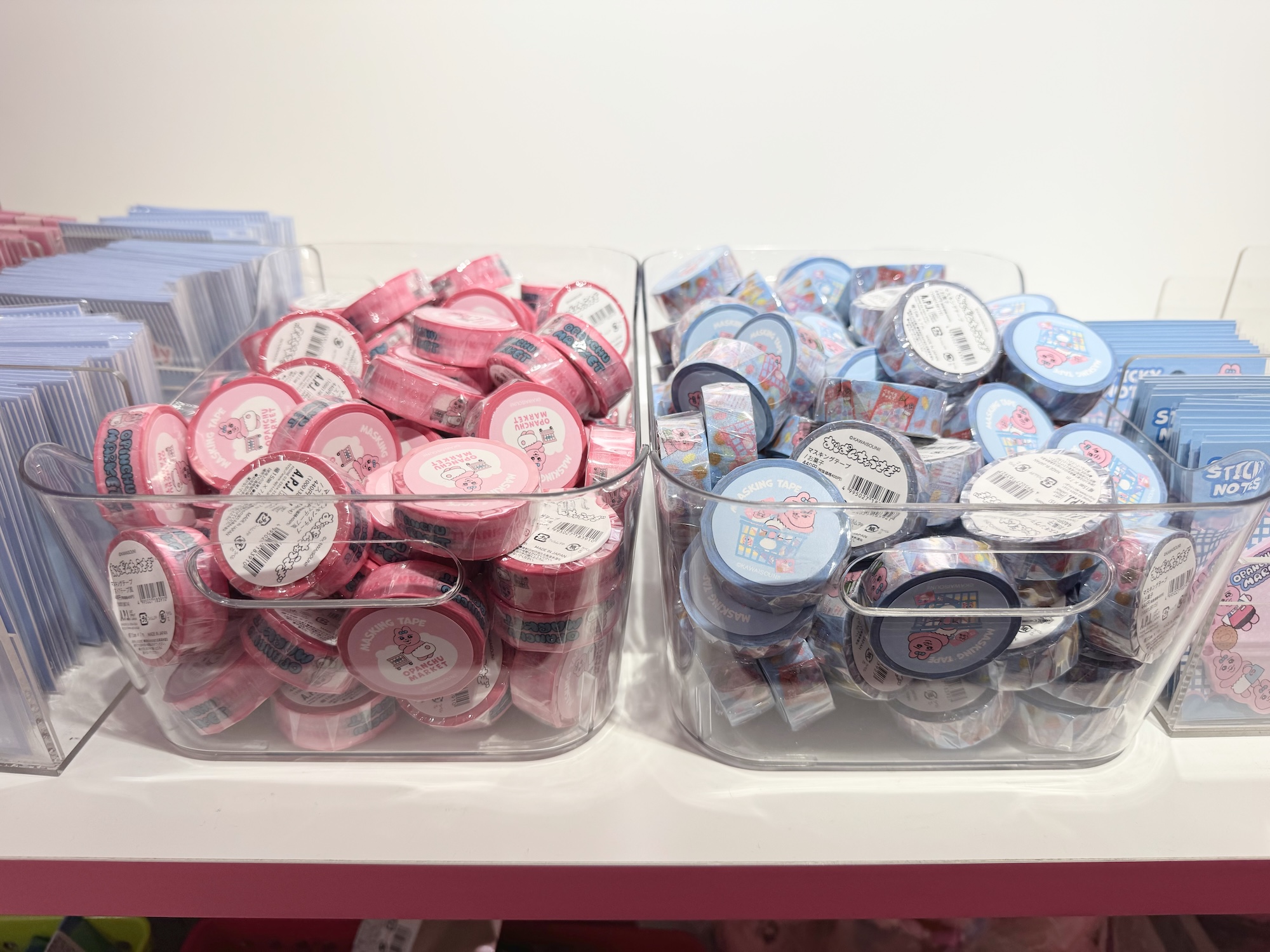 期間中、「おぱんちゅうさぎ」の対象商品を3,300円（税込）購入ごとに1回、会場の巨大ガチャマシンを利用可能。景品にはミニ缶バッジ（全6種）が用意されている