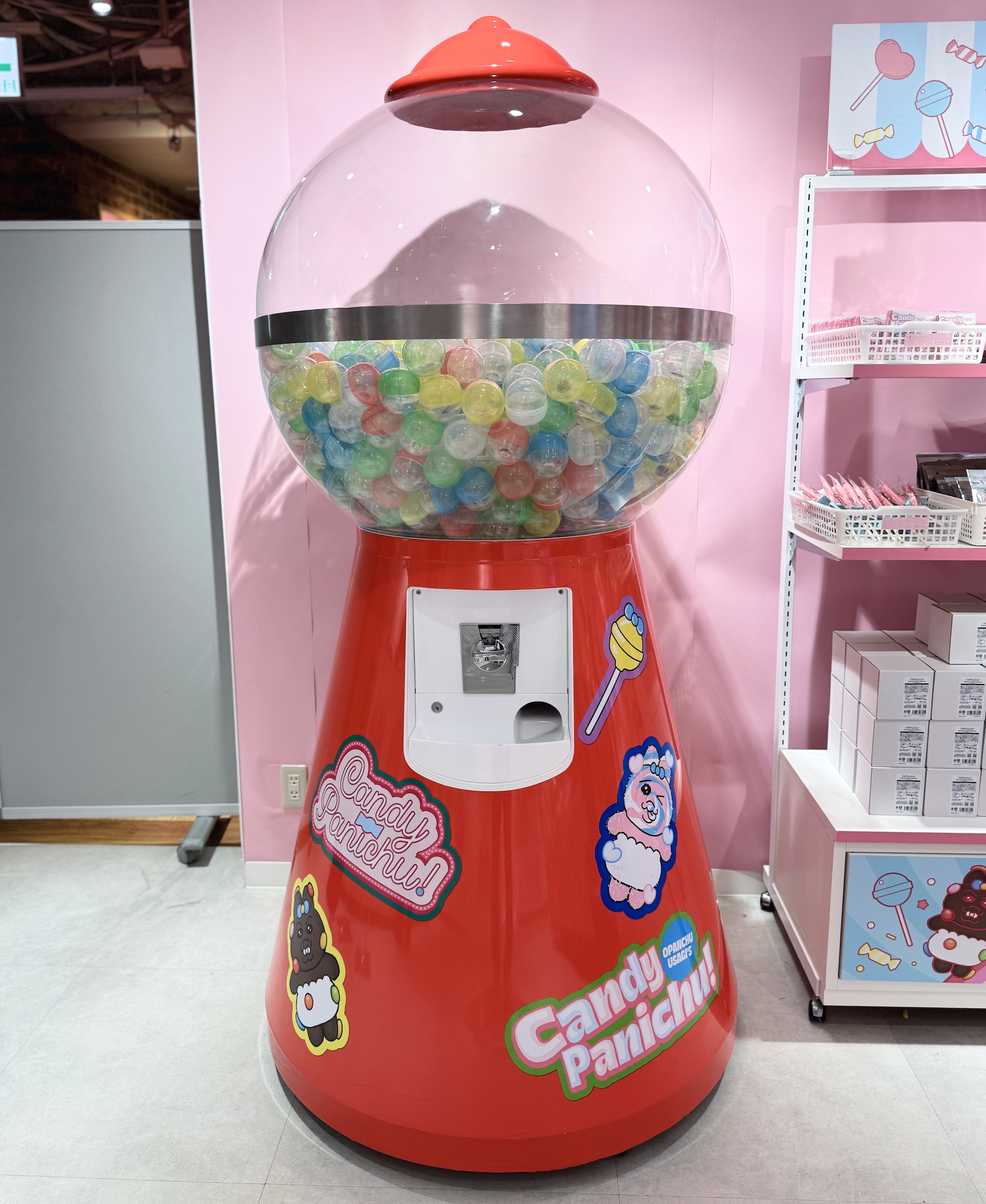 期間中、「おぱんちゅうさぎ」の対象商品を3,300円（税込）購入ごとに1回、会場の巨大ガチャマシンを利用可能。景品にはミニ缶バッジ（全6種）が用意されている