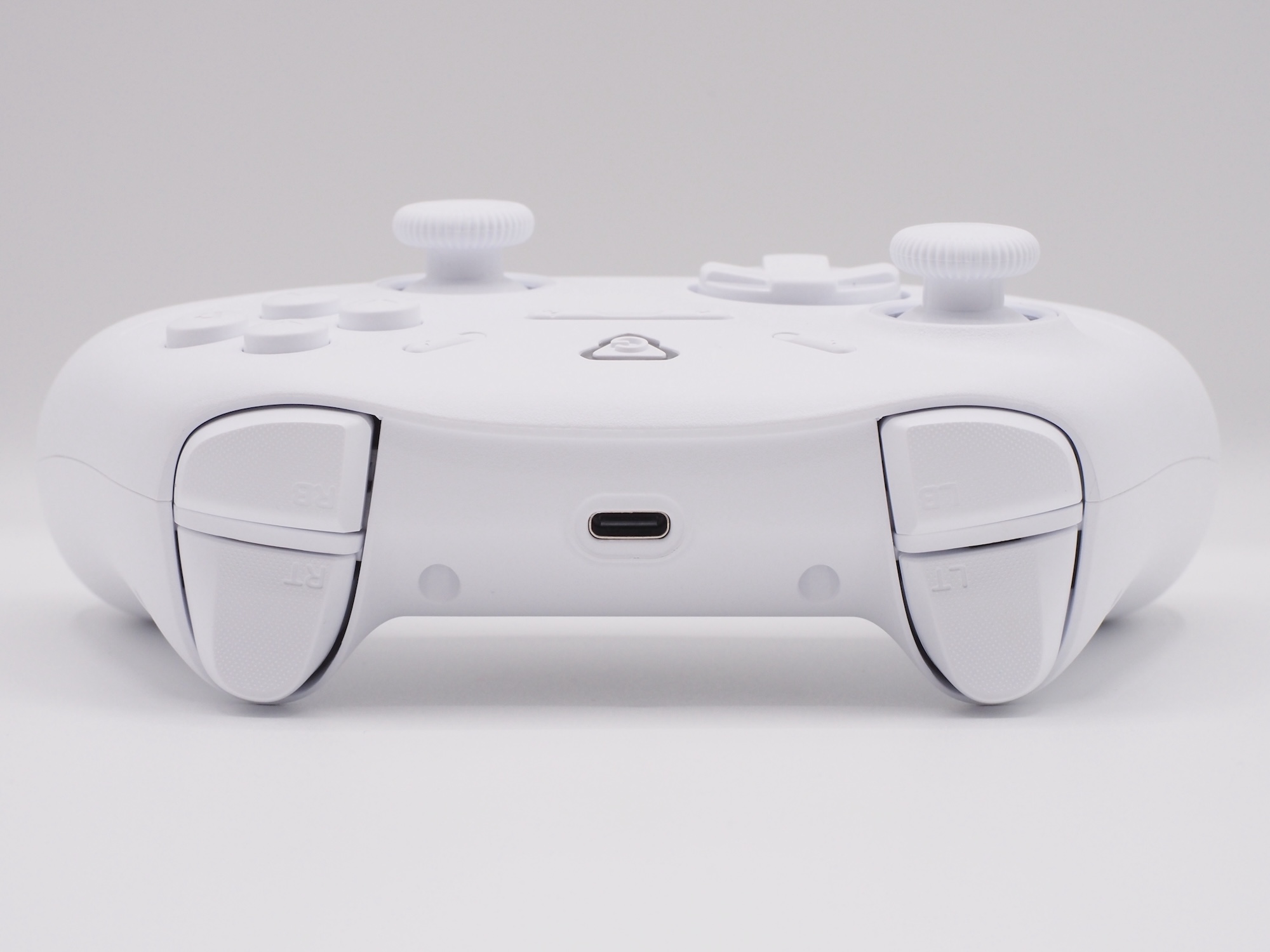 上側面にはRB／LBボタンとRT／LTアナログトリガー、USB Type-C端子を搭載