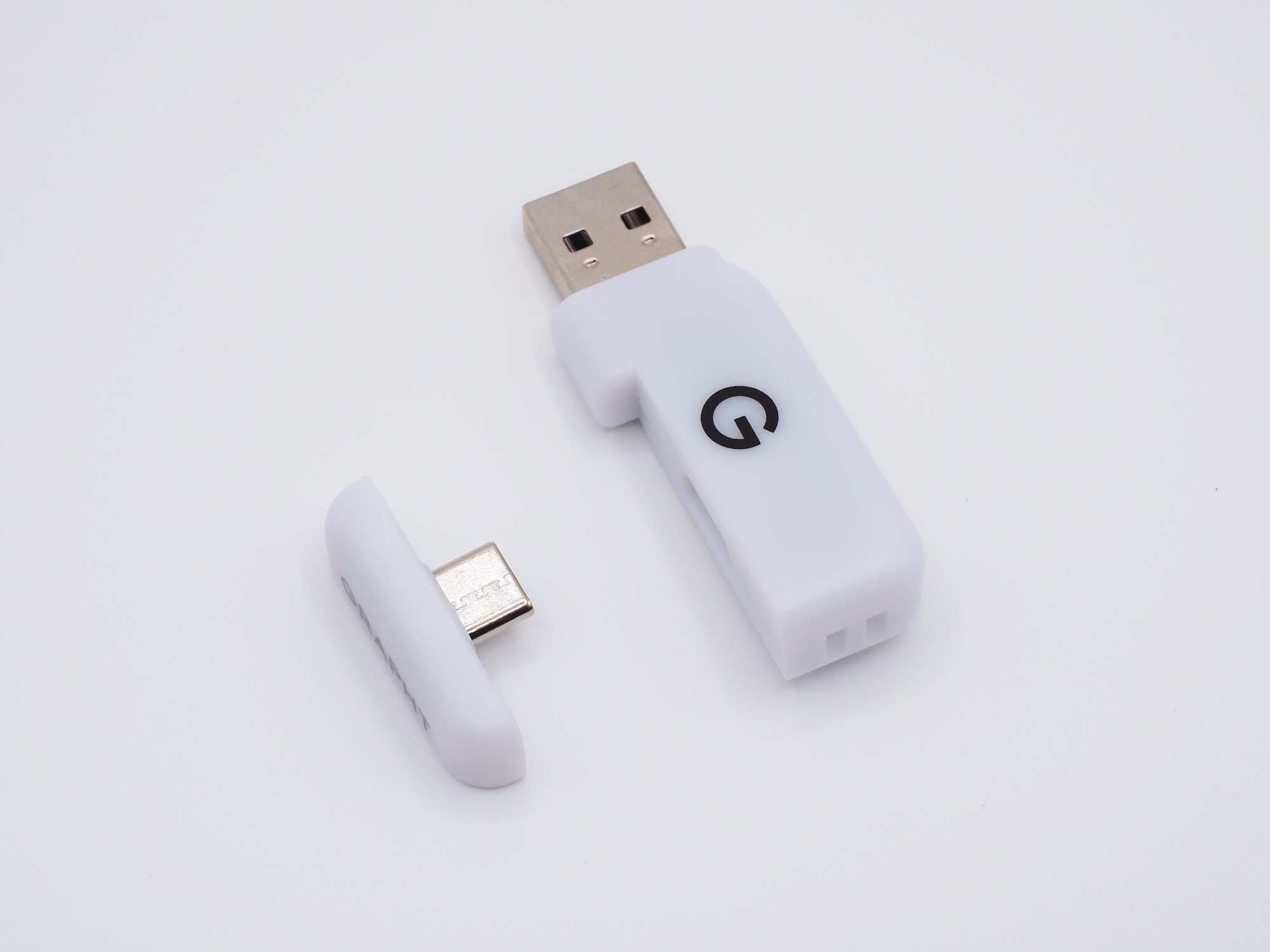 USBレシーバー本体はType-C端子となっており、アダプターを用いてType-A端子にも接続可能