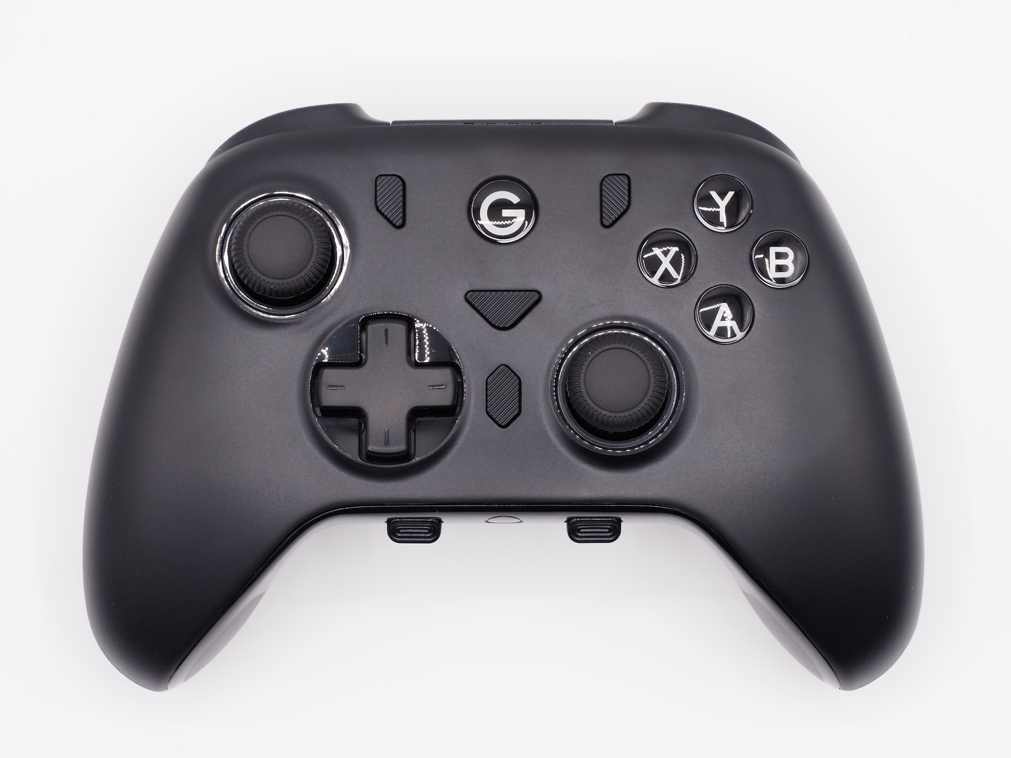 カラーはブラックとホワイトの2種類。今回はブラックをお借りした