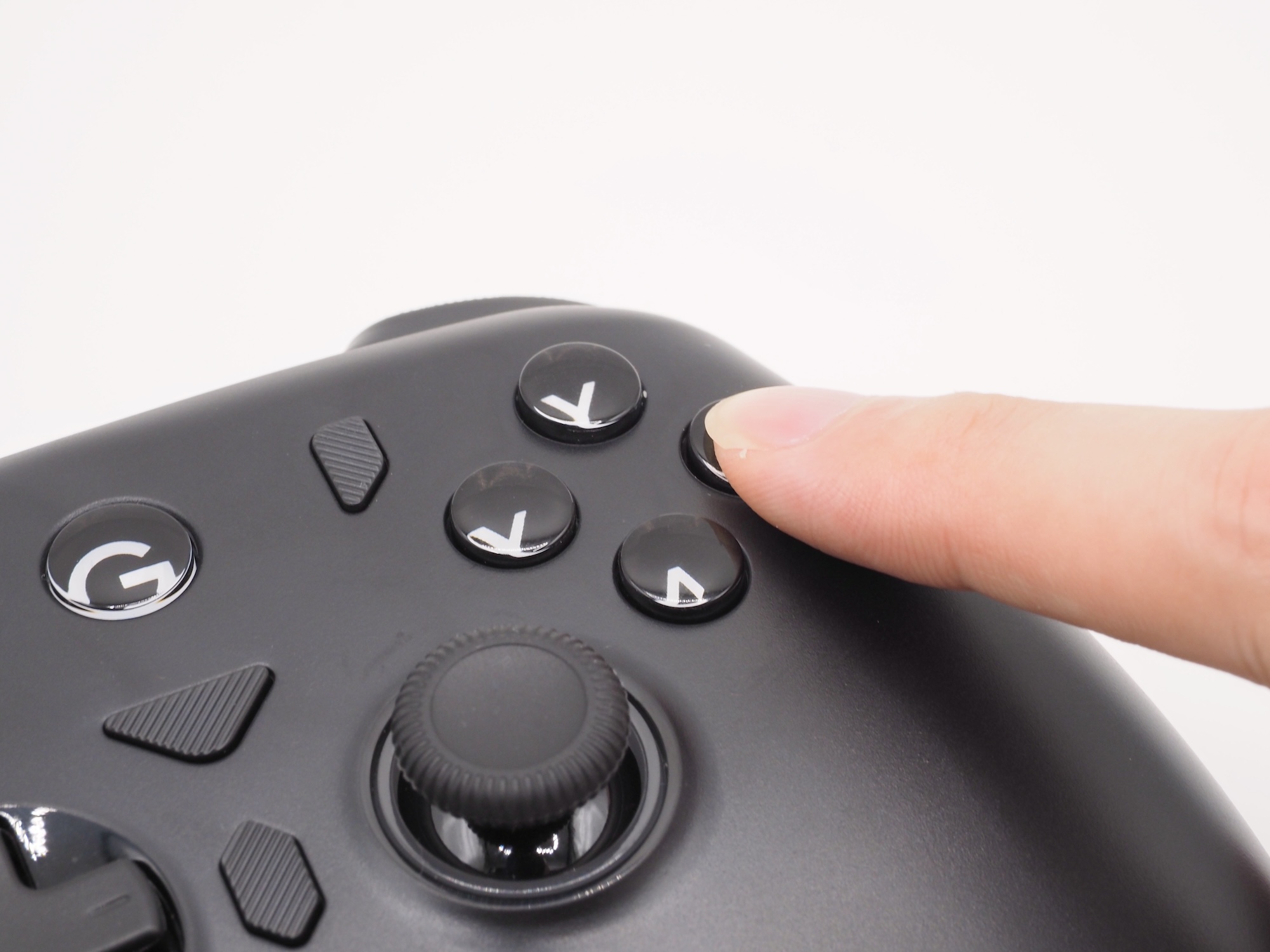 ABXYボタンにはメカニカルスイッチを採用。高い精度と耐久性を実現しているほか、「カチカチ」という押し心地が特徴だ