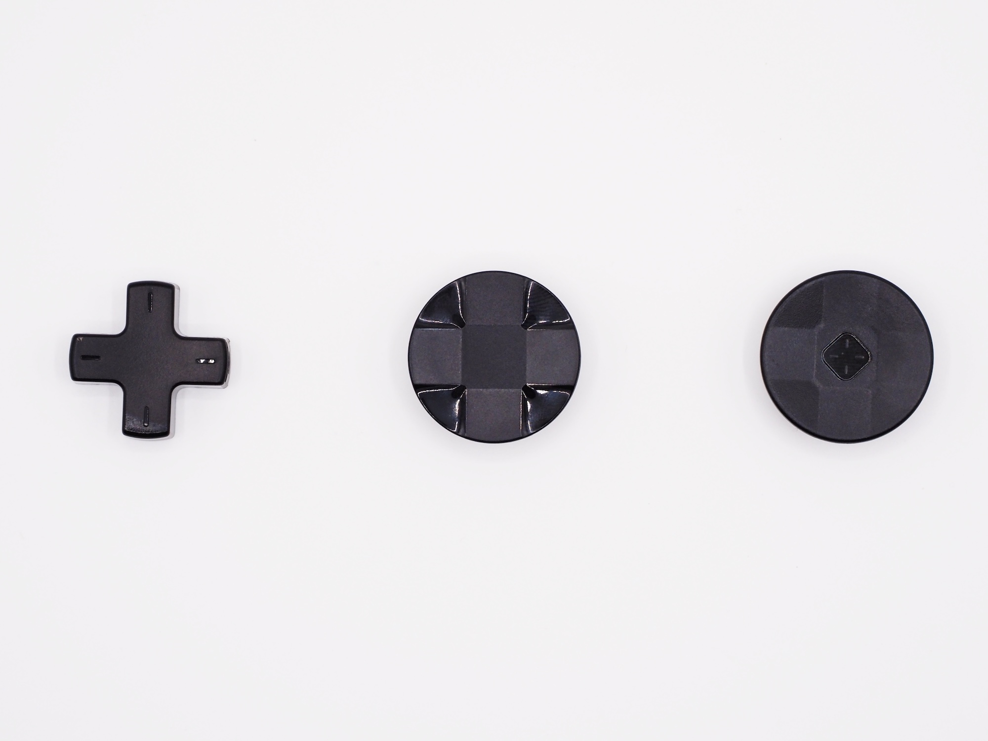 十字キーは取り外し可能。左からクロス、ハイブリッド、ディスクの3種類が付属している