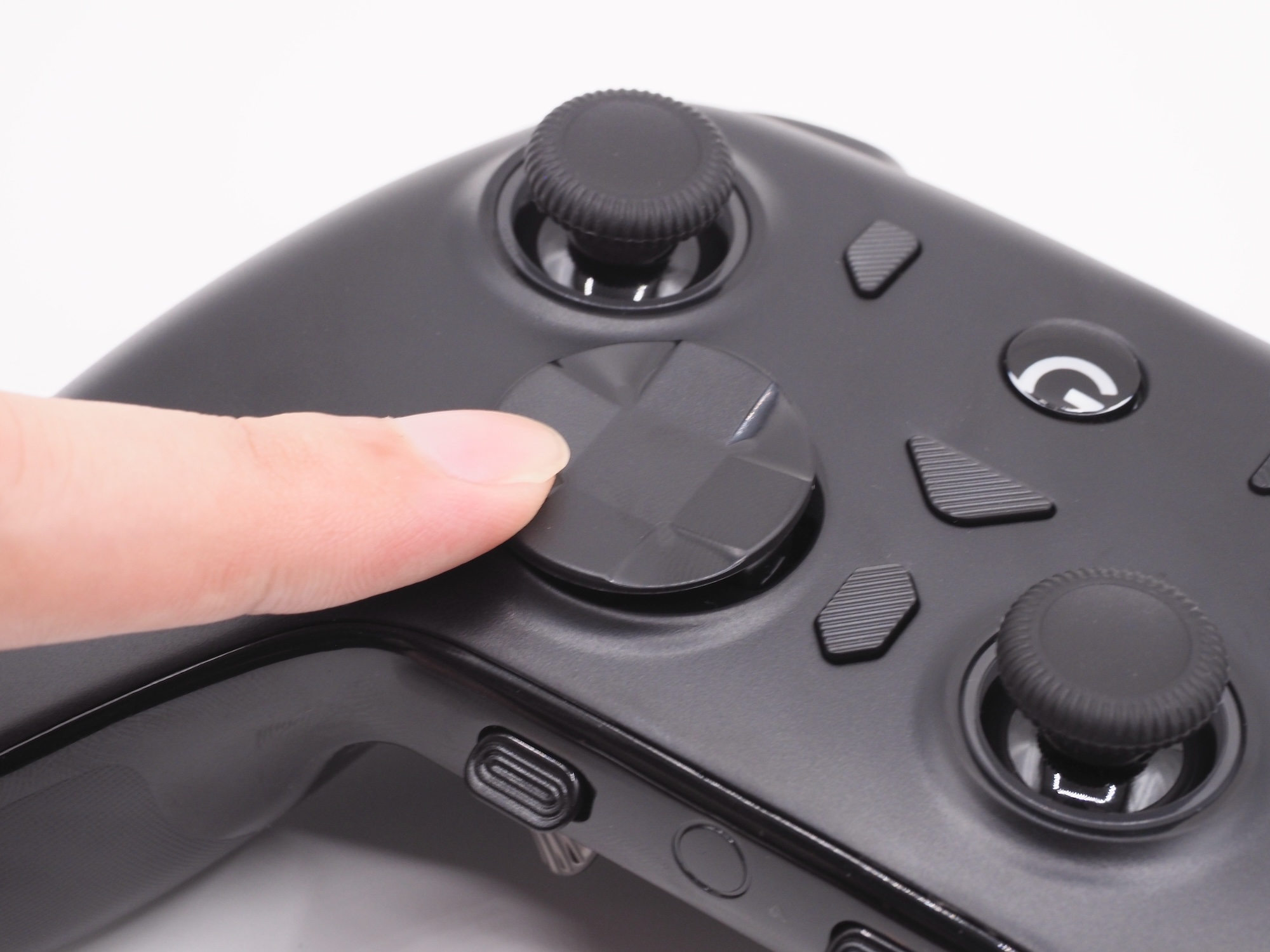 ハイブリッドは4方向入力をメインとしつつ、8方向入力も可能な形状となっている