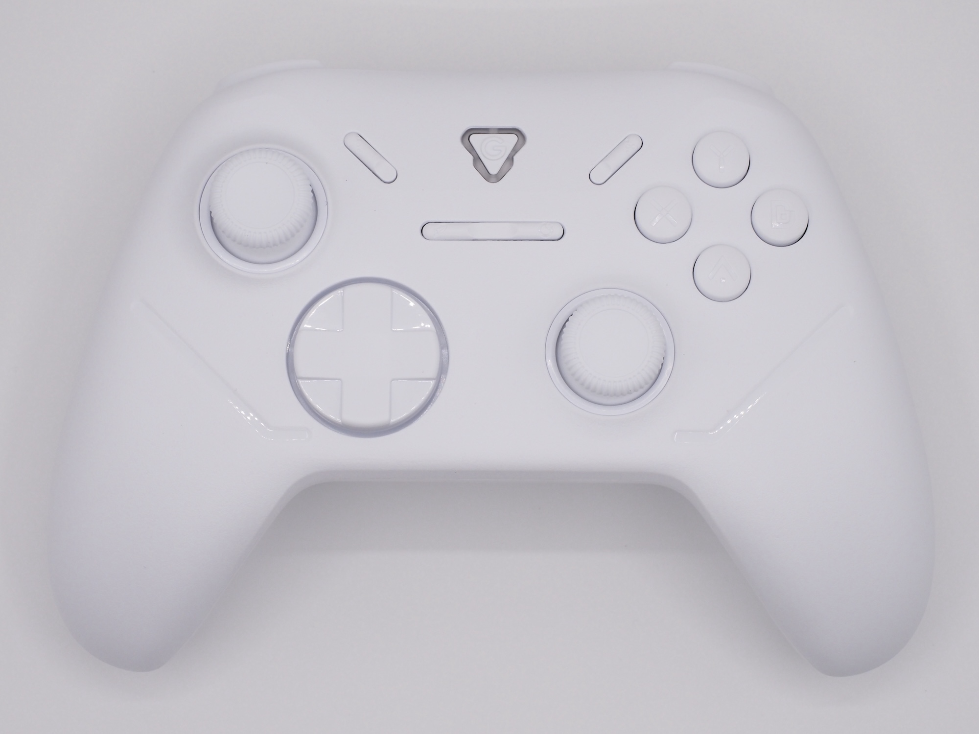 カラーはブラックとホワイトの2色。今回はホワイトをお借りした