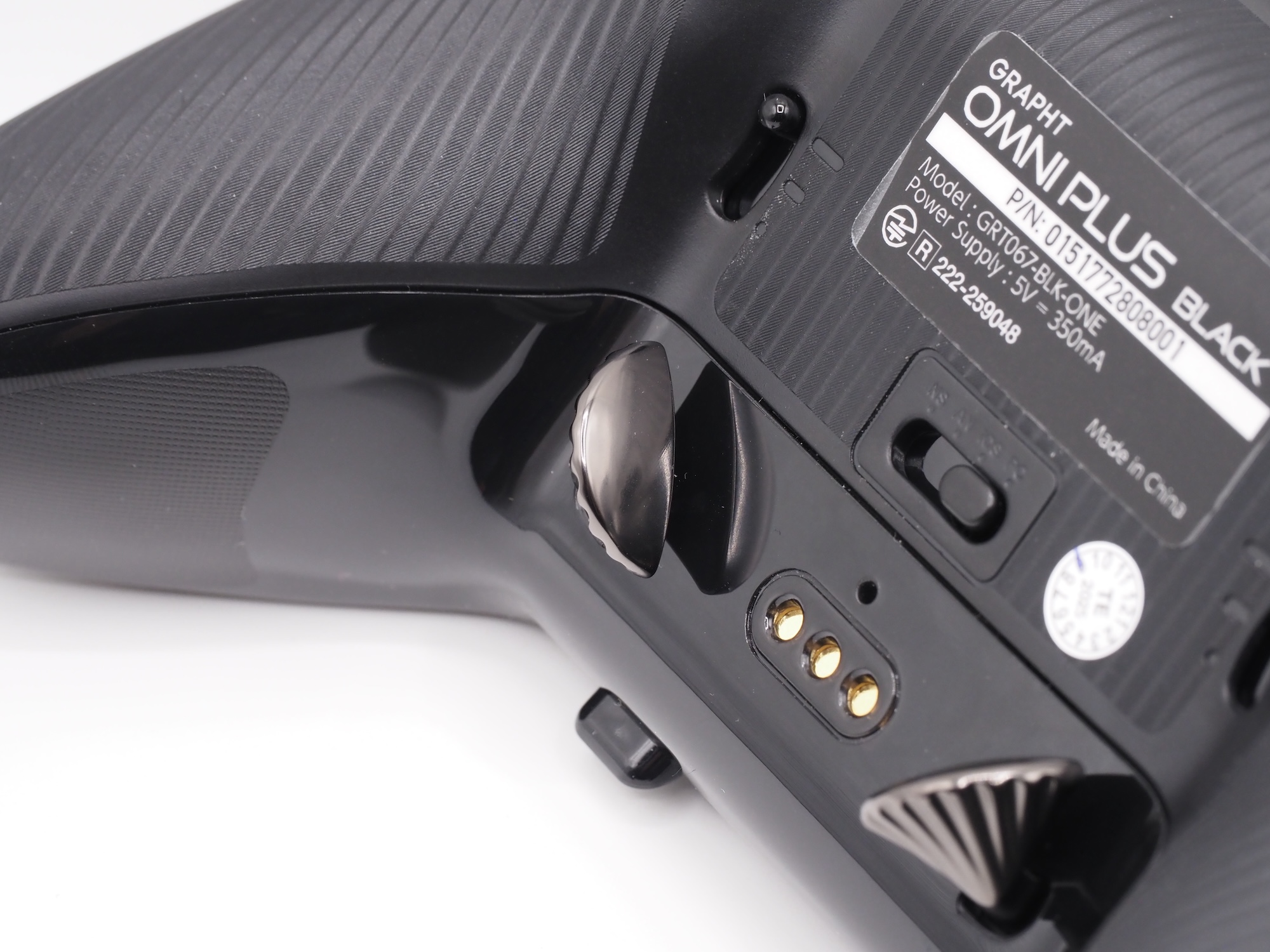 「Omni Plus」は背面にMR／MLボタンを搭載。絶妙な場所にあり、誤って押してしまうことはないだろう