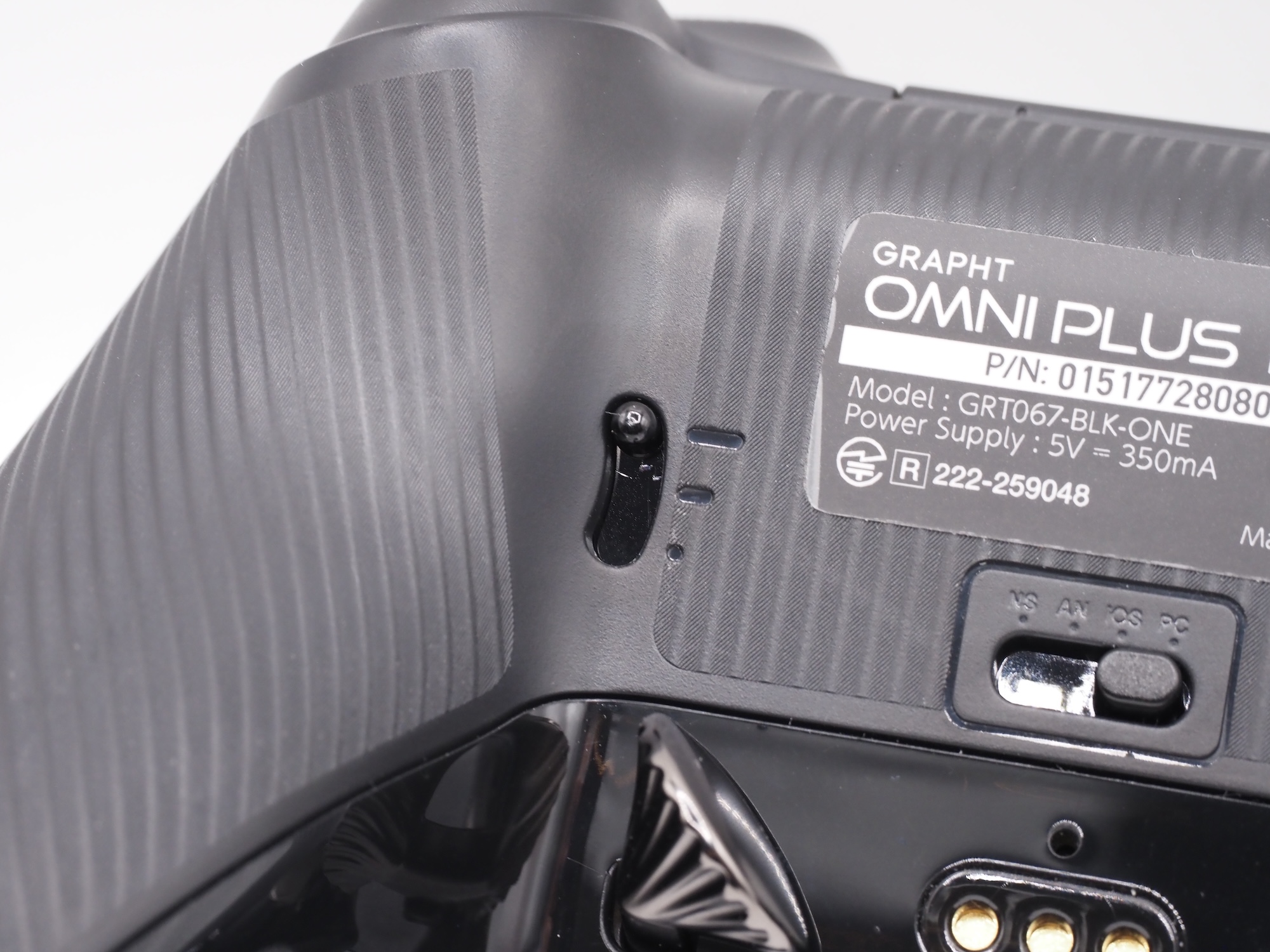 トリガーロックは背面のスイッチから調整可能だ