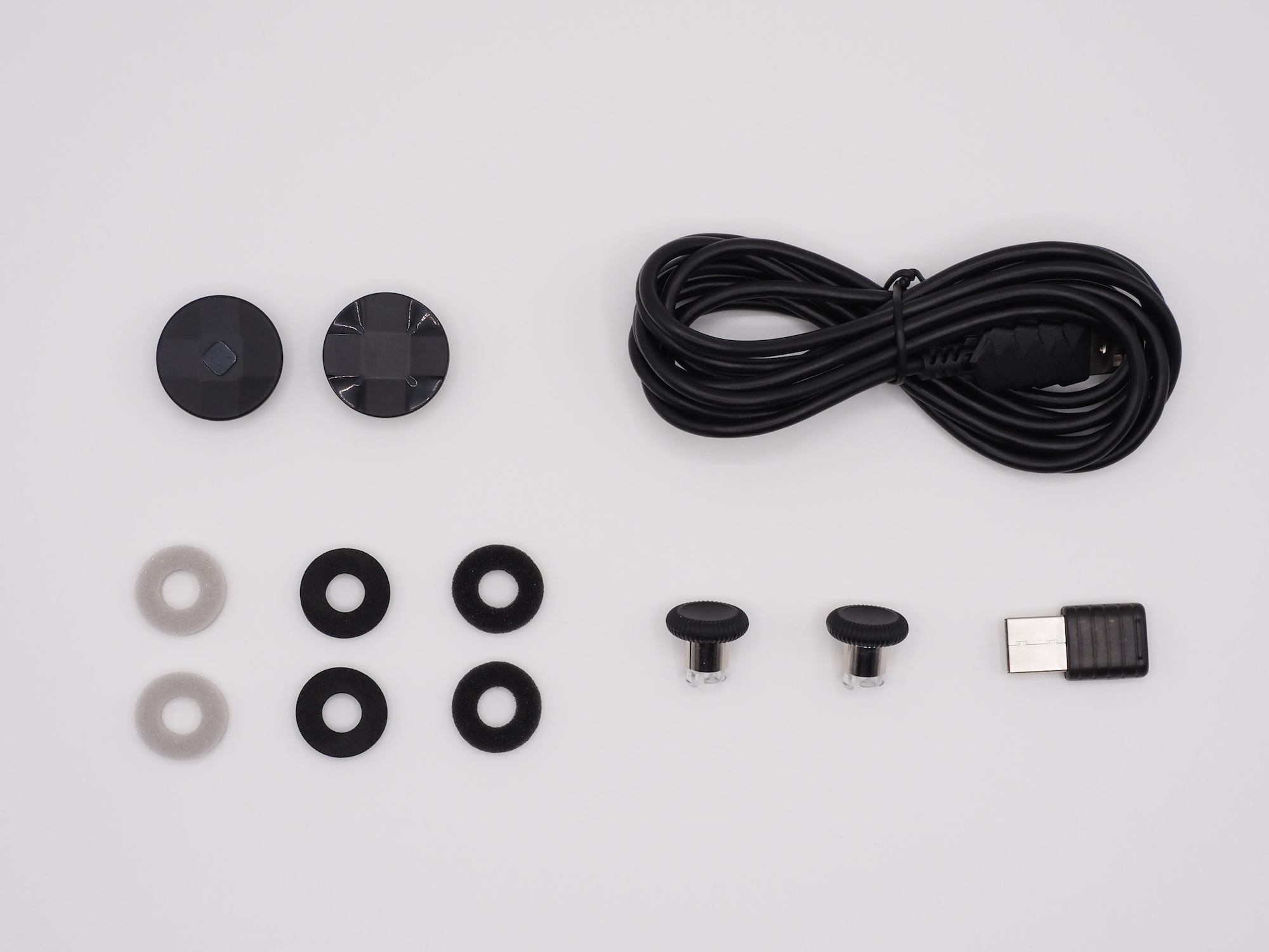 付属品としてUSBケーブルやUSBレシーバーのほか、各種カスタマイズパーツが同梱されている