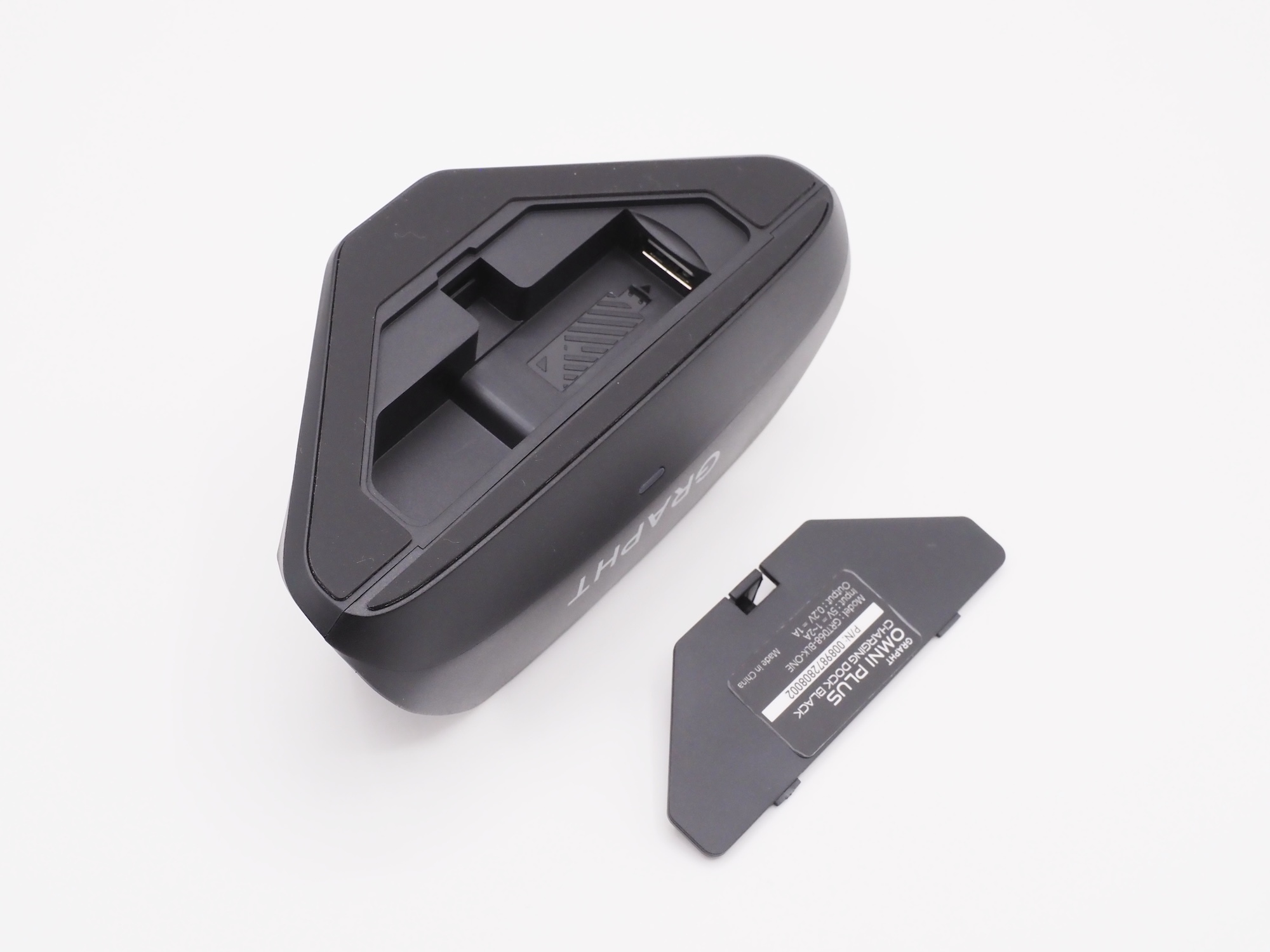 底面にはUSB Type-A端子を搭載