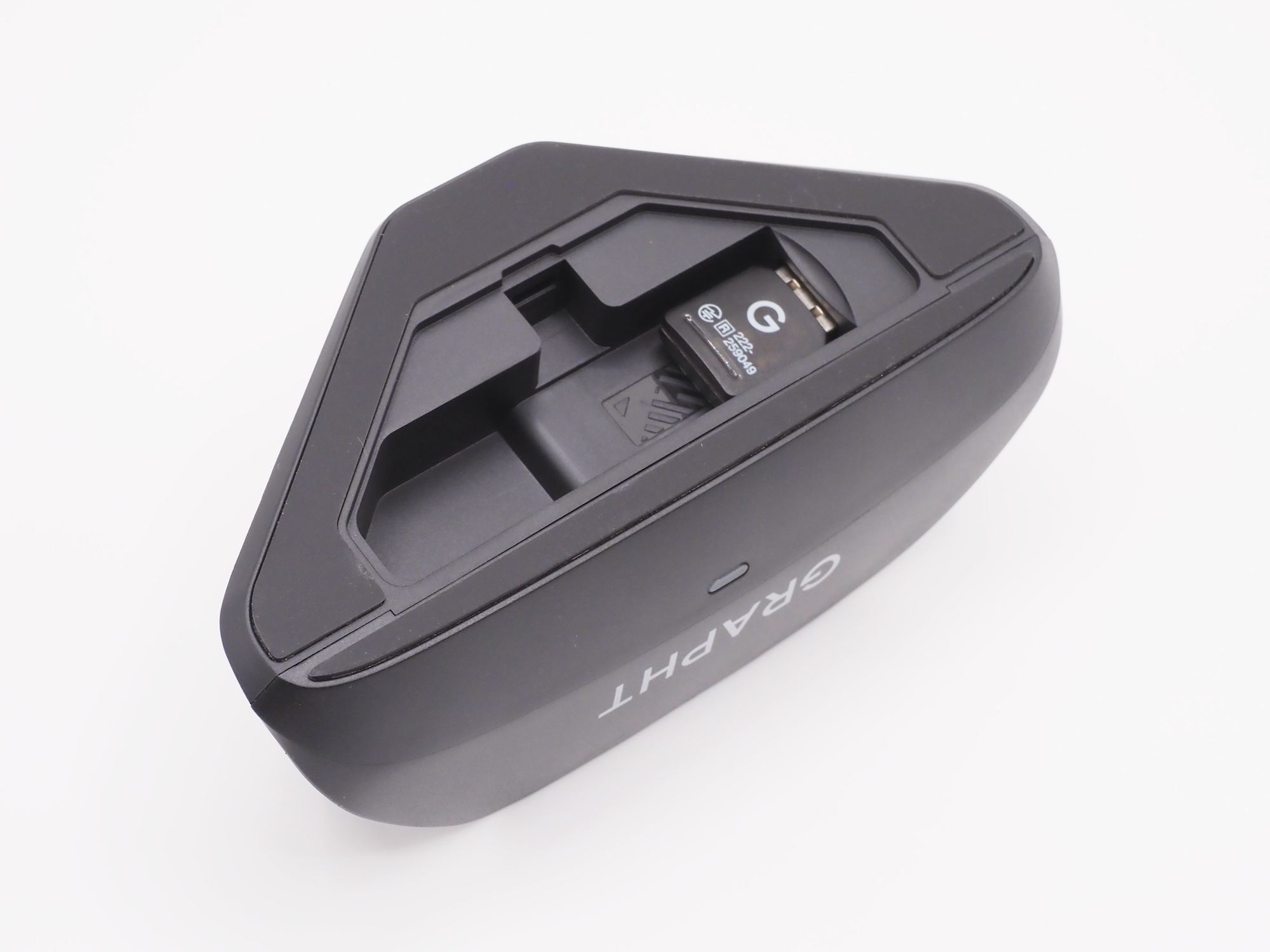 USBレシーバーを差してデスクに置くことで、コントローラーとレシーバー間の通信をより安定させることができる