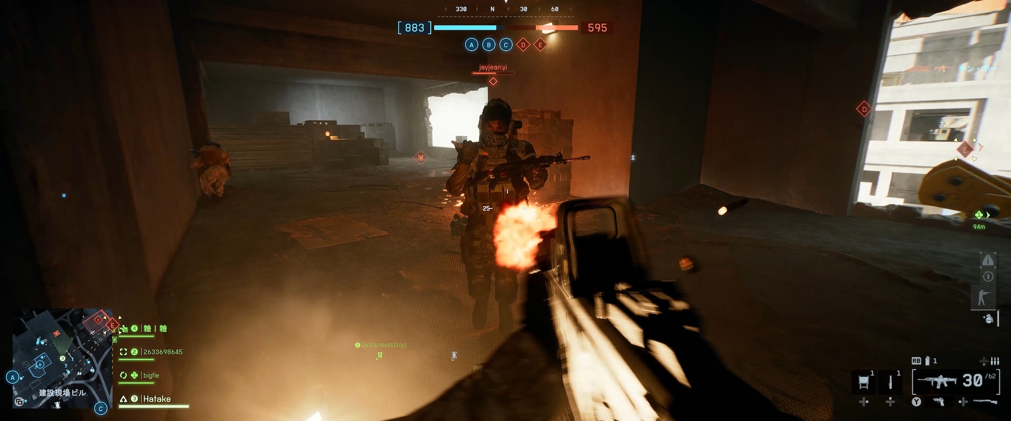 突然のバトルシーンでも、背面ボタンで武器をすぐに切り替えられるのは大きなメリットとなる