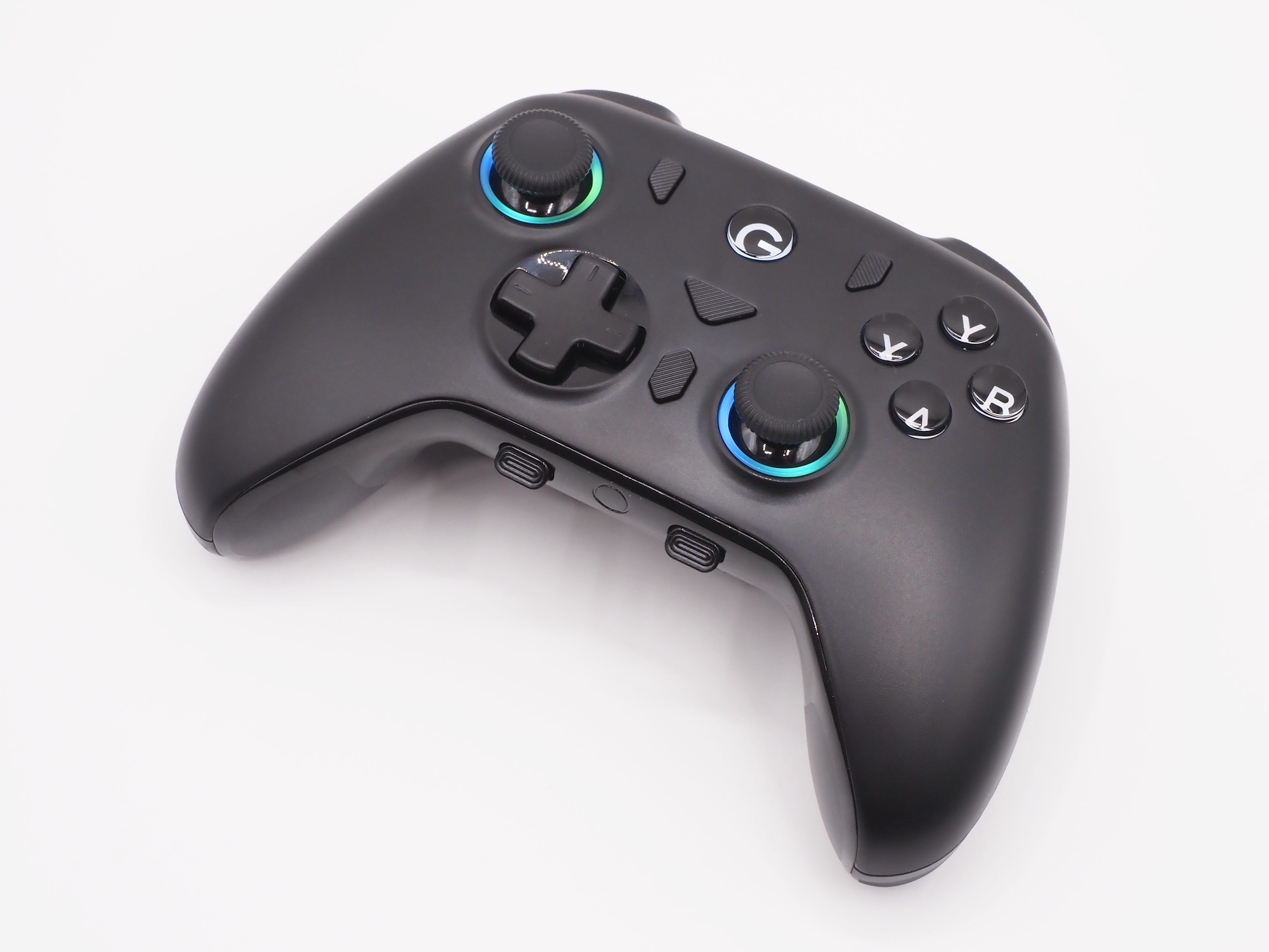 ホールエフェクトスティックの周囲にLEDライトを搭載。自分好みのカラーや効果に設定可能だ