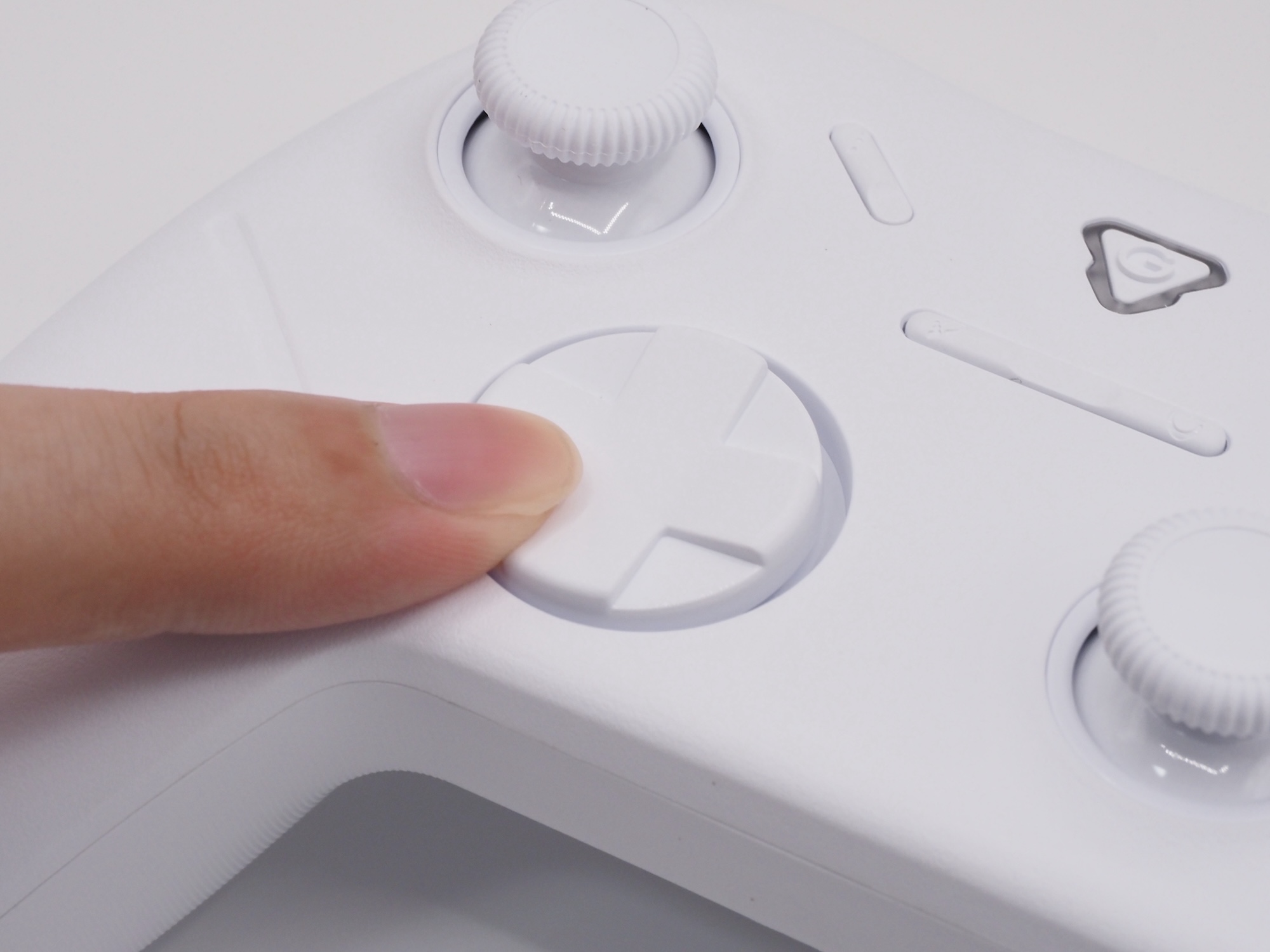 十字キーは円形タイプで、斜め方向も入力しやすい