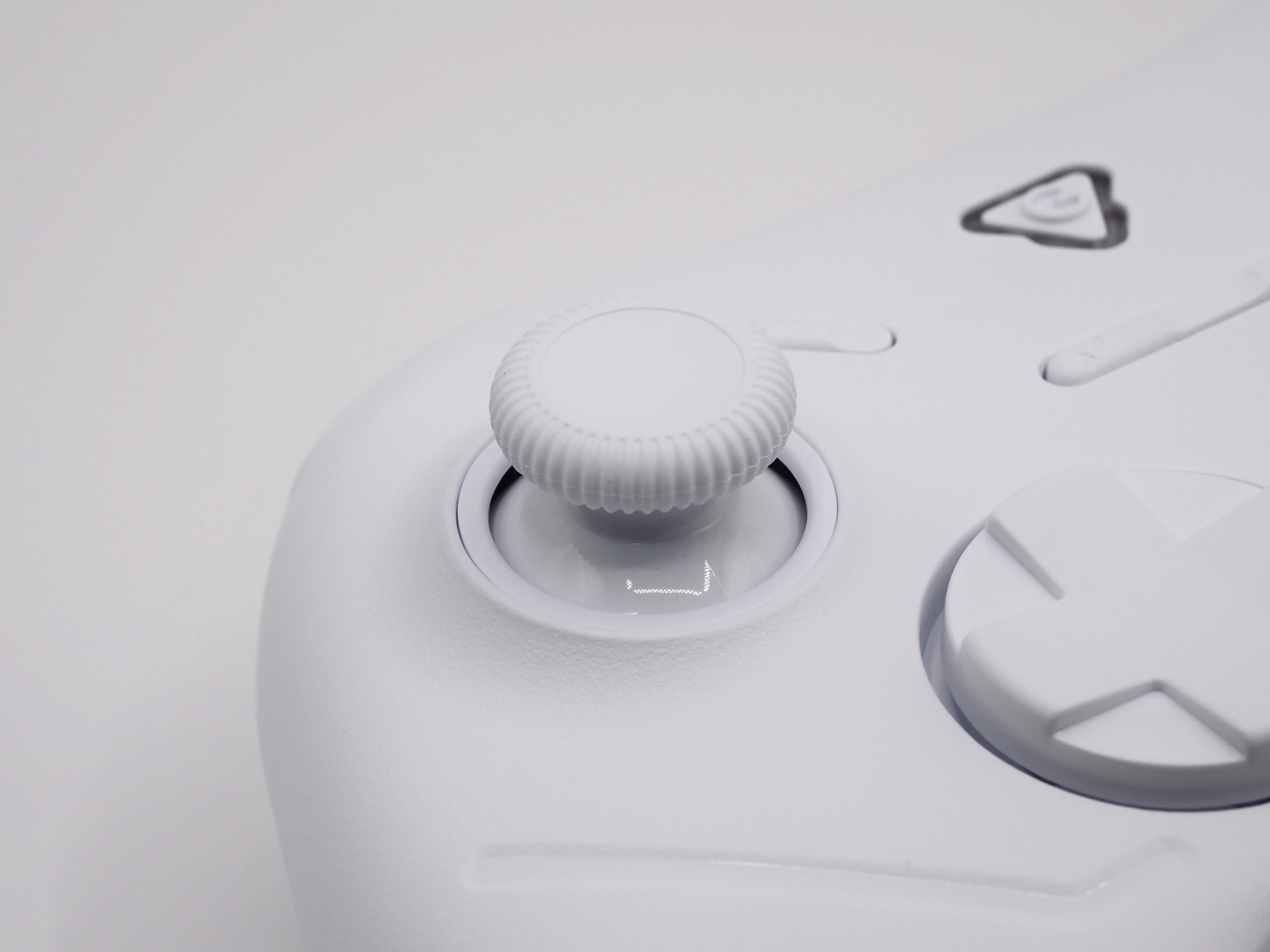 スティックには、ドリフト現象を軽減したホールエフェクトセンサーを採用している