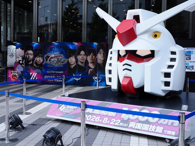 会場入り口前に置かれた「ガンダム」の頭部。両目がライトアップする