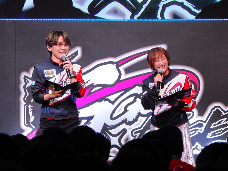 アール氏（左）と植田佳奈さん（右）