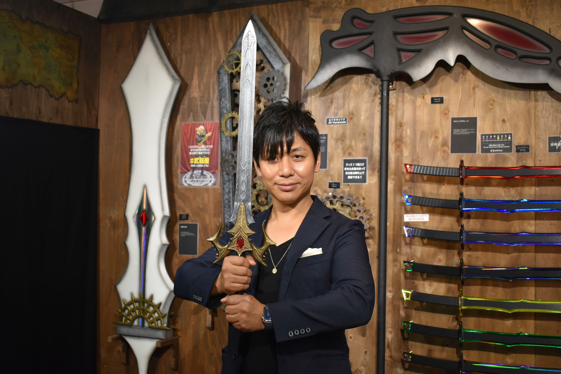 落札したメレクベールさんに真冥王の執行剣を掲げてもらった