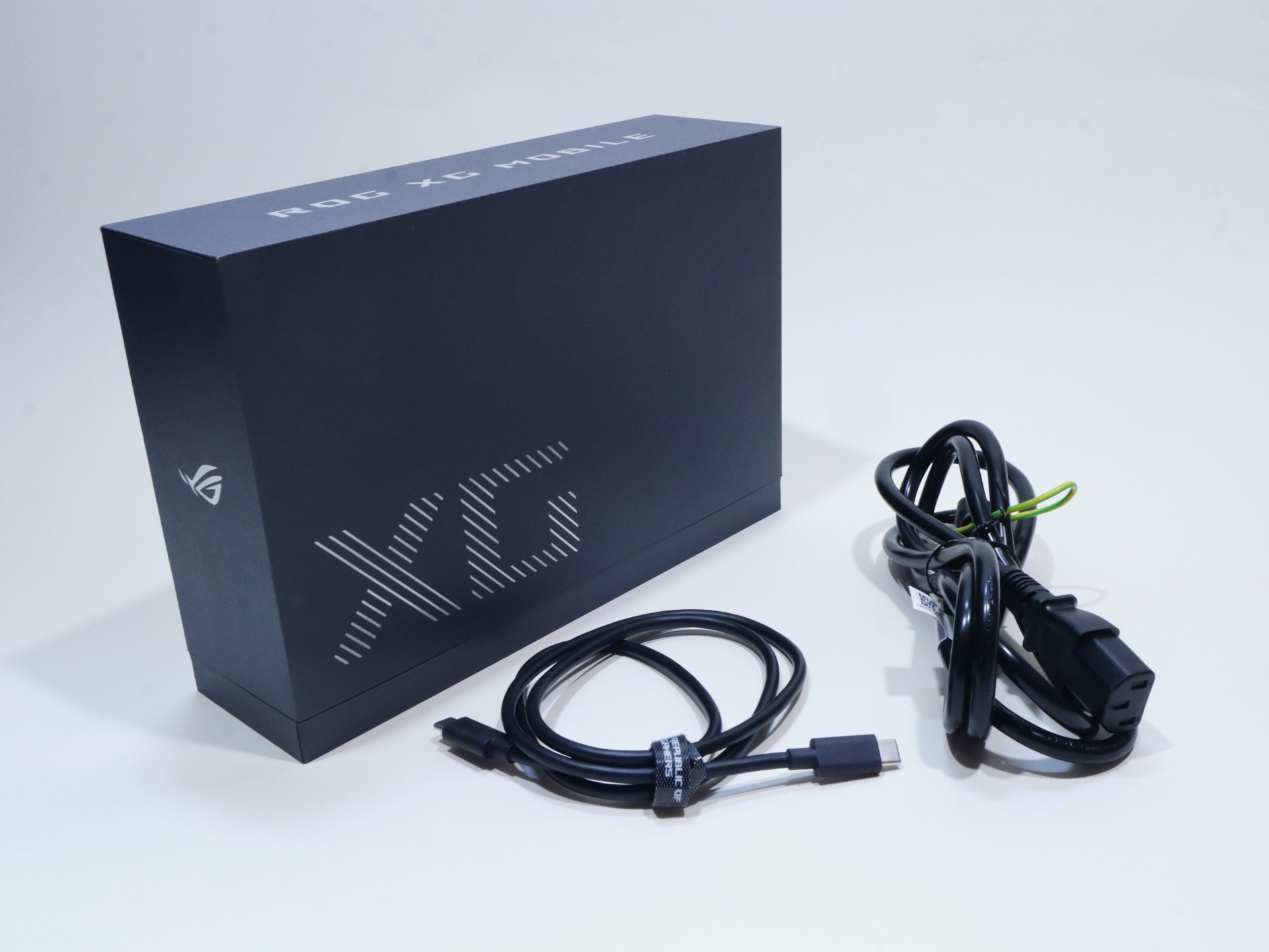 同梱品は本体と3ピンプラグの電源ケーブル、Thunderbolt 5ケーブルのほか、マニュアルも付属