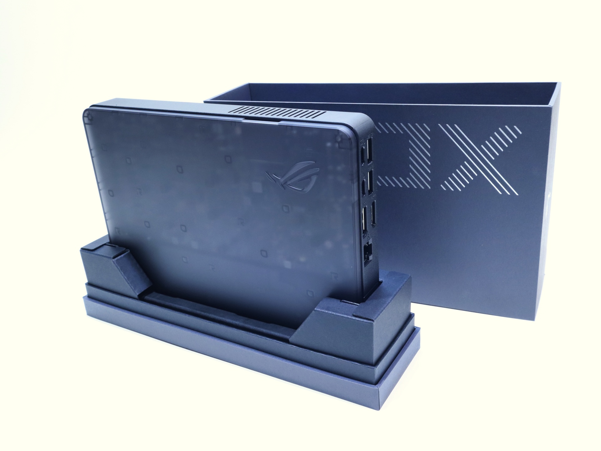 本体を収納するケースを開けると中から「ROG XG Mobile GC34R」が登場