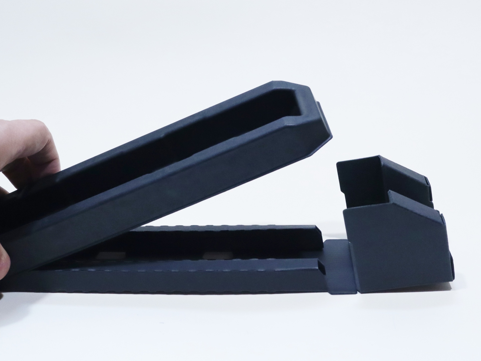 内箱の底部の中には紙製の簡易スタンドが内包されている