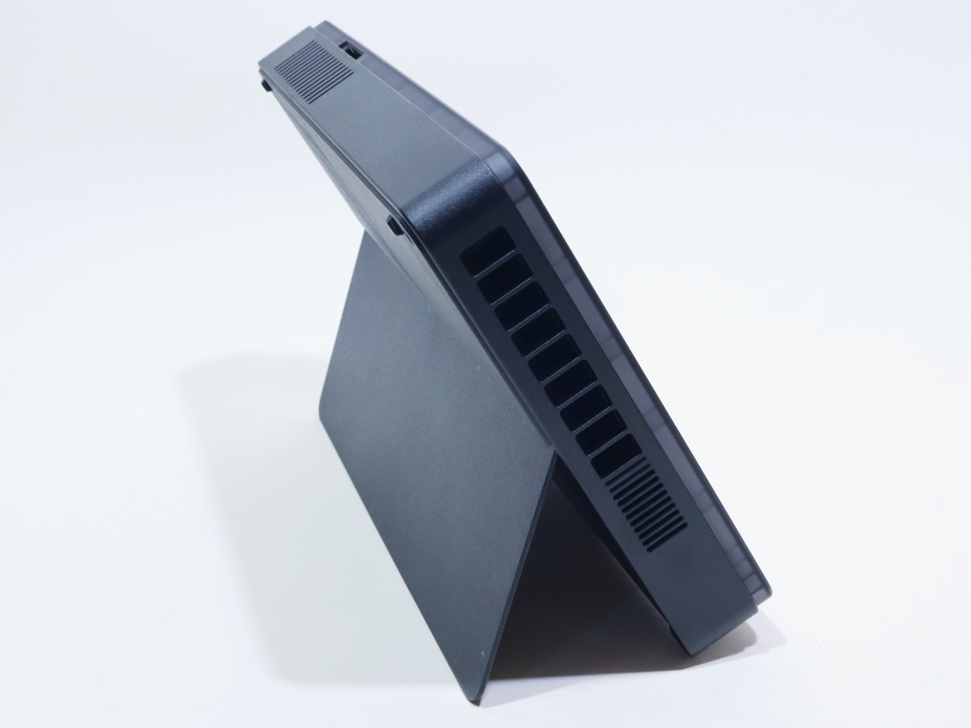 「ROG XG Mobile GC34R」本体にも無段階調節可能なスタンドを備える