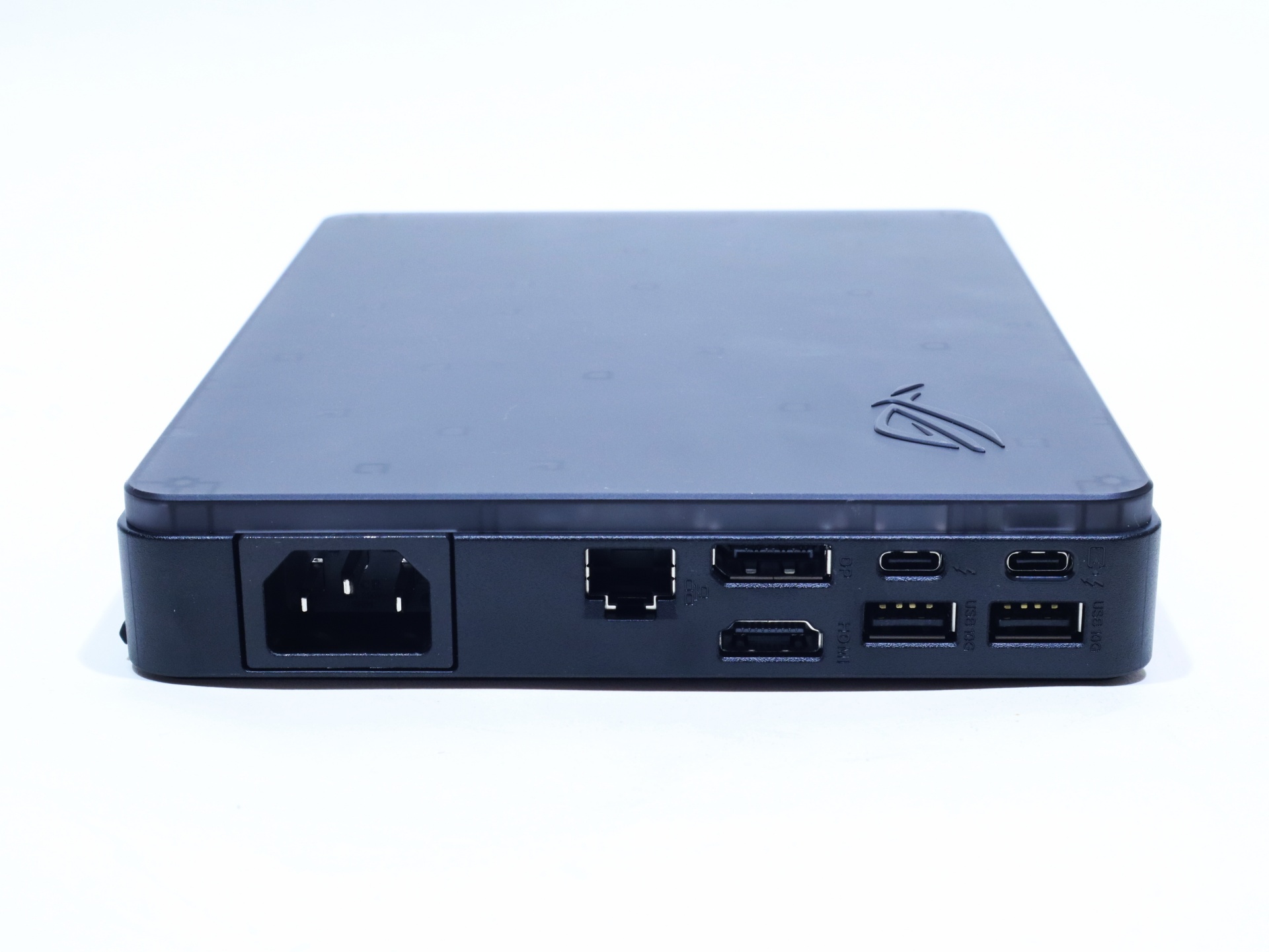 背面端子は、電源コネクタ、有線LAN、DisplayPortとHDMI、USB 3.2 Gen 2対応のType-A端子が2基、Thunderbolt 5が2基だが、PCとの接続は右端を使う