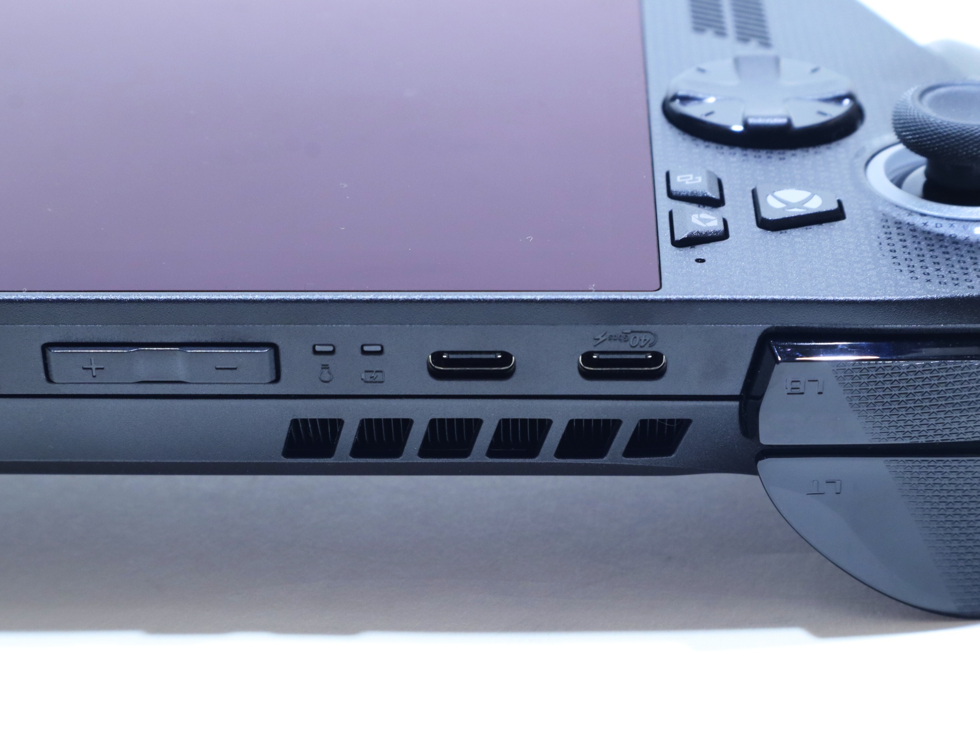 「ROG Xbox Ally X」のUSB端子のうち片方には「40Gbps」表記があるので、こちらを使用する