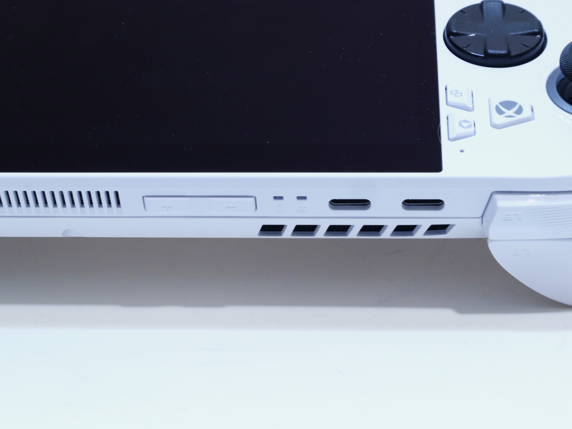 「ROG Xbox Ally」のUSB端子はどちらも3.2のため、「ROG XG Mobile GC34R」は接続できない