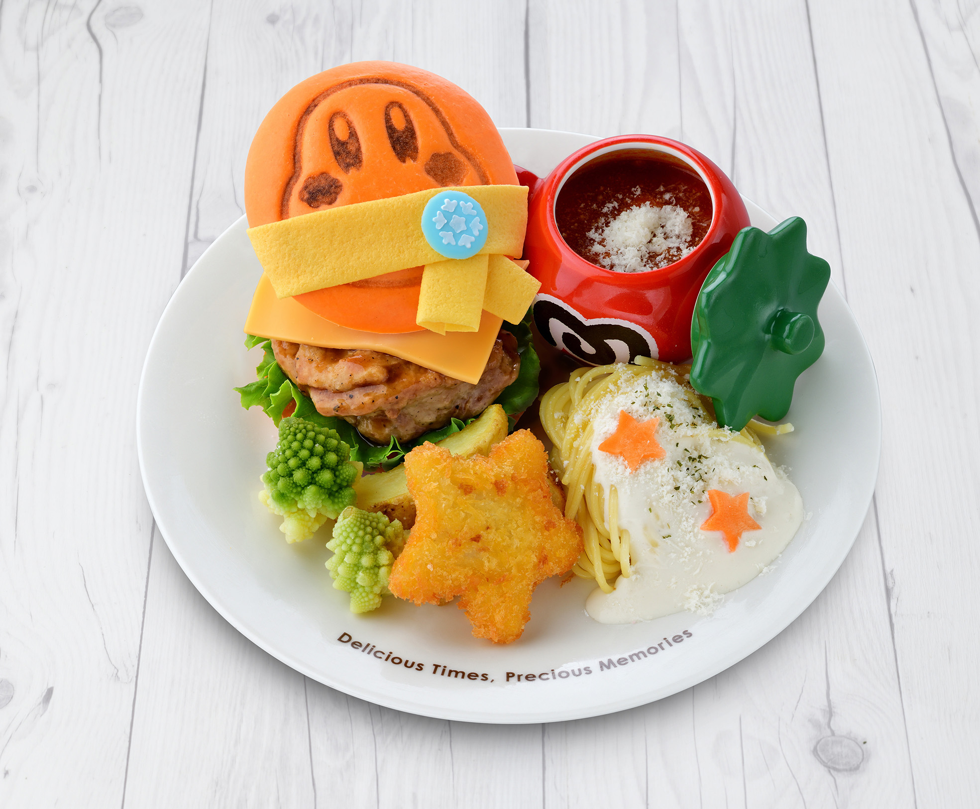 カービィとおそろいのあったかマフラーのバーガーにチーズの雪化粧をほどこしたパスタを添えた、ワドルディバーガーメニュー