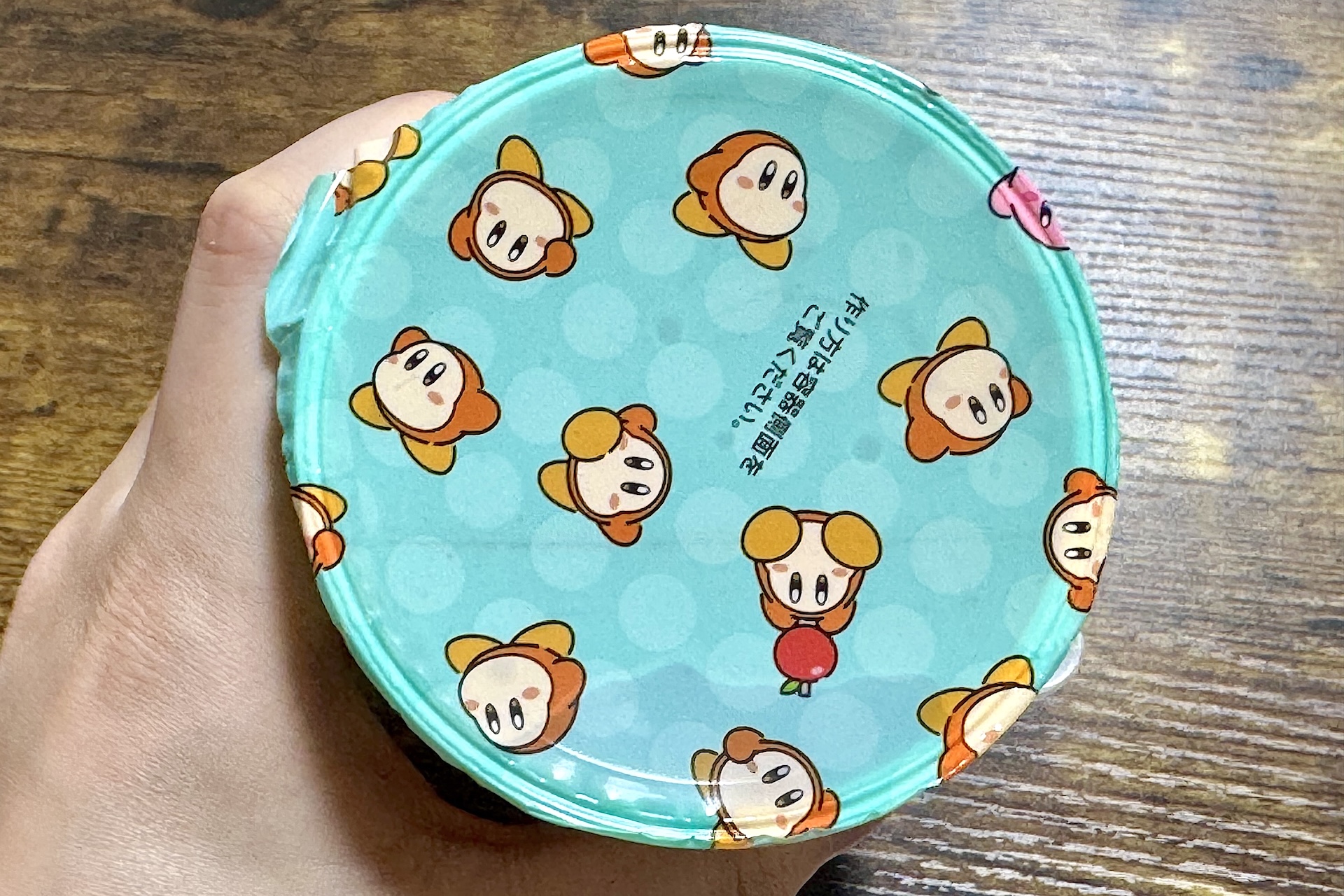 「しゅわもこの素」を取り出したその下のパッケージはワドルディたちがかわいくデザイン。ん？よく見るとカービィの姿も！