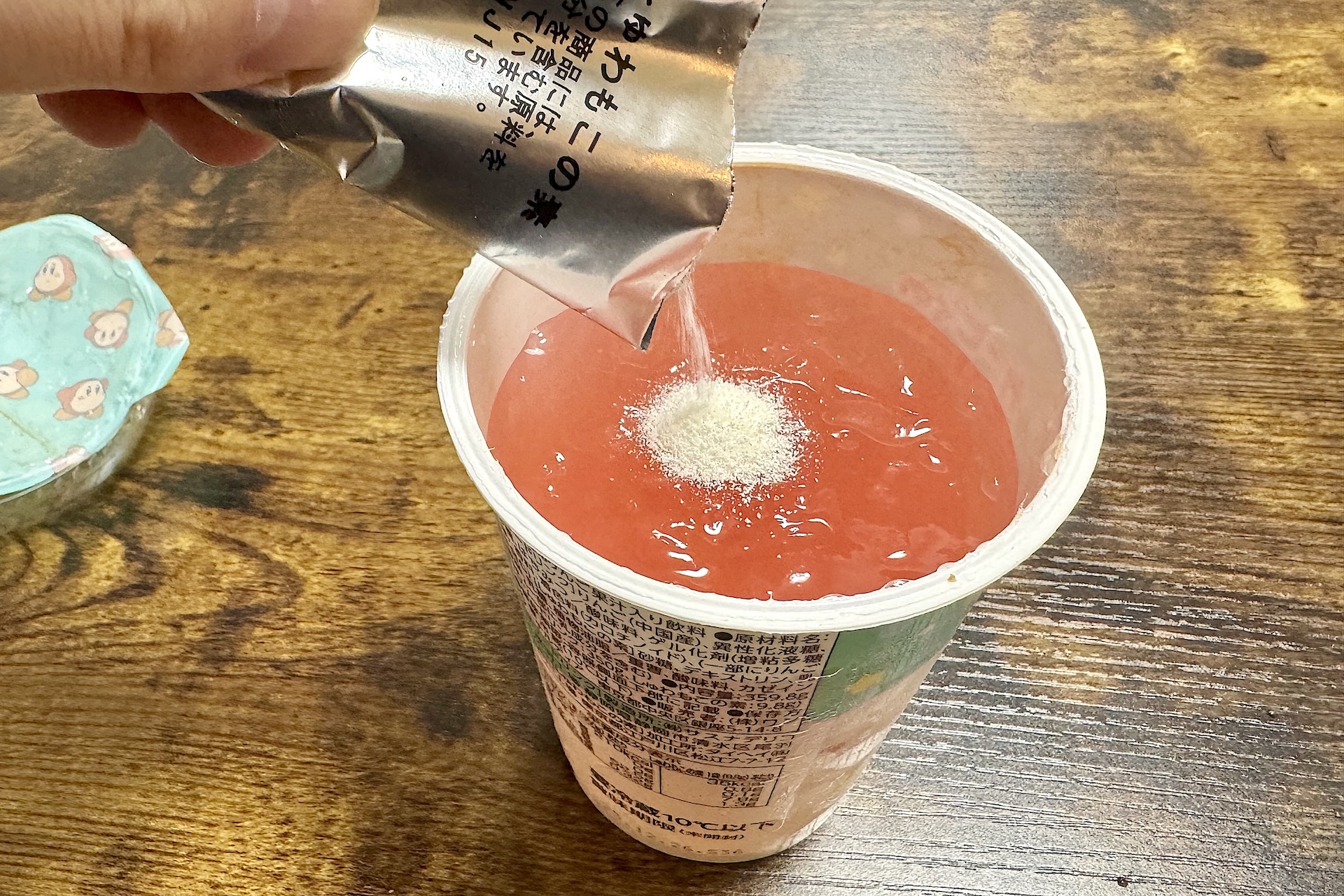 ゼリードリンクに「しゅわもこの素」を入れていく