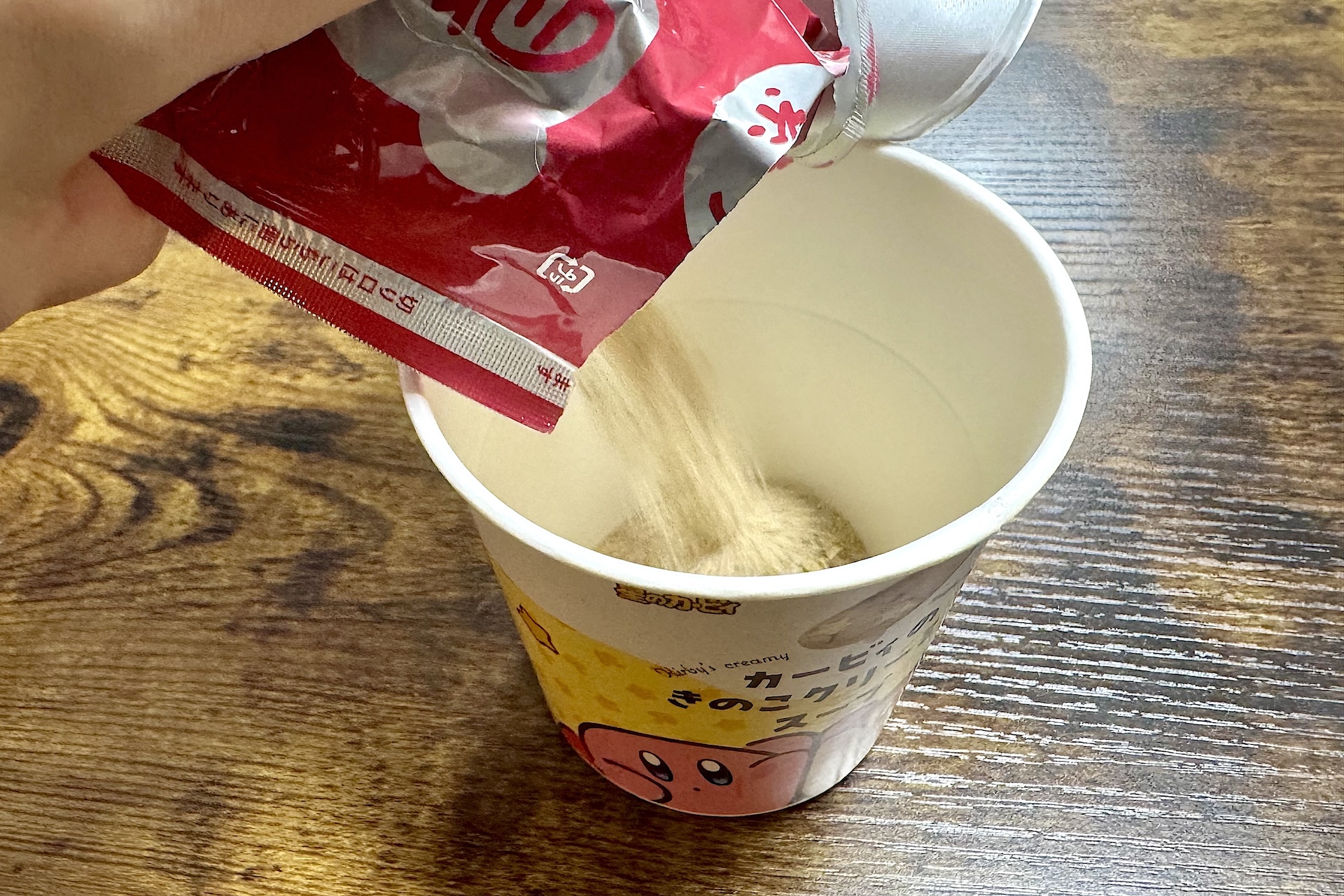 カップに具入りスープの素を入れていく