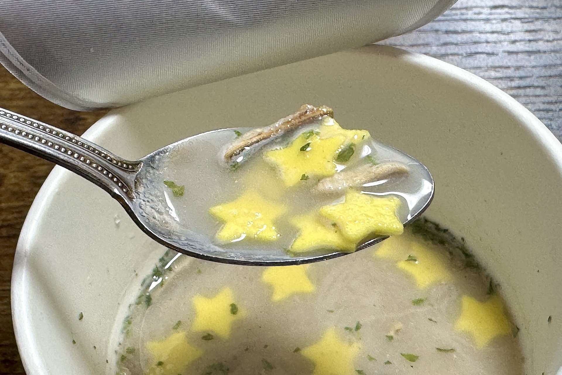 星型の具材はかまぼこ。やさしい味のスープが体を温めてくれる