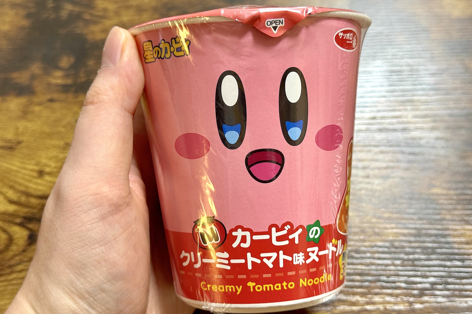 カービィの顔を大胆にデザインしたパッケージが目を引くこちらはクリーミートマト味のカップ麺だ