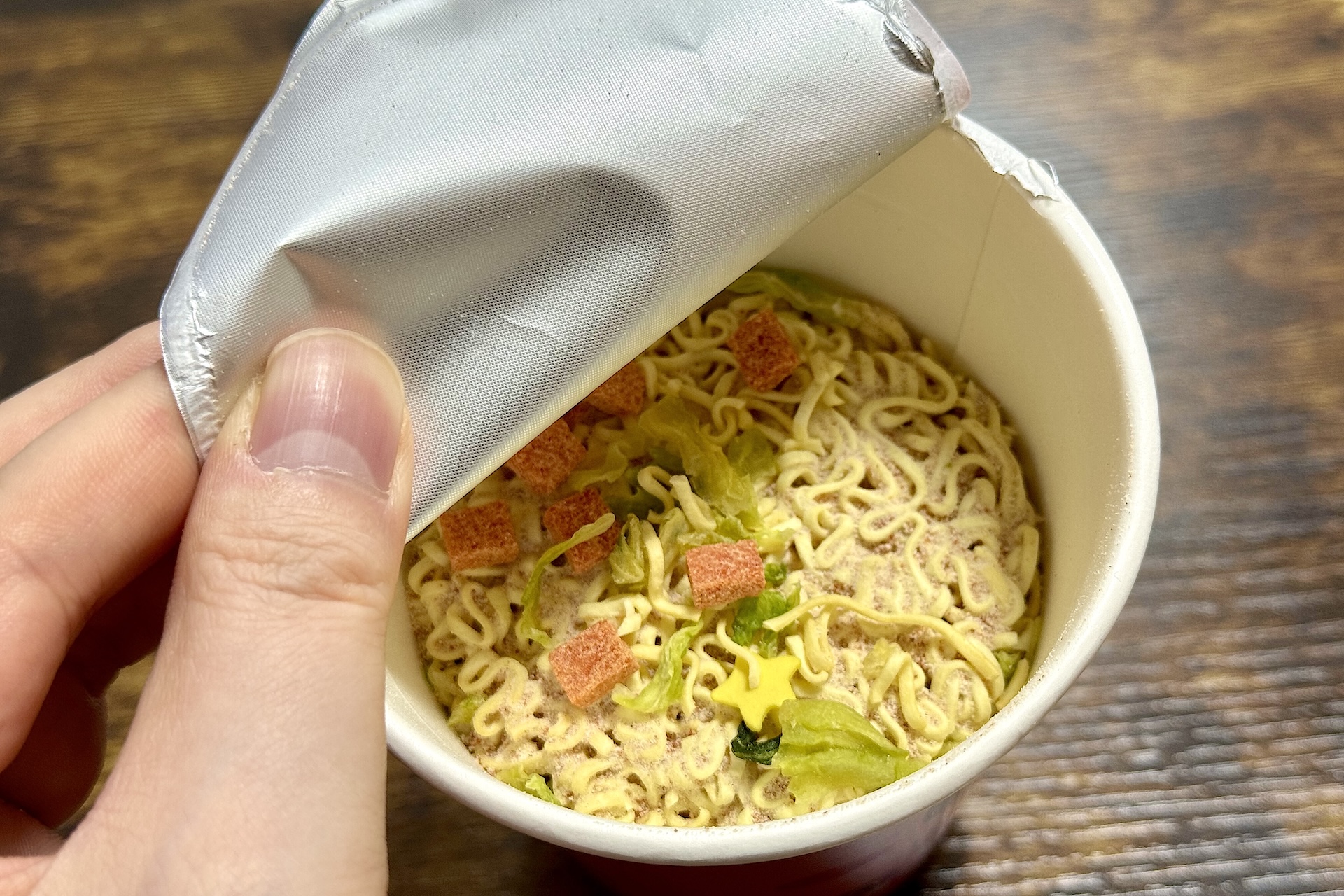 蓋を開けていくとこんな感じ。星型のかまぼこがチラ見え