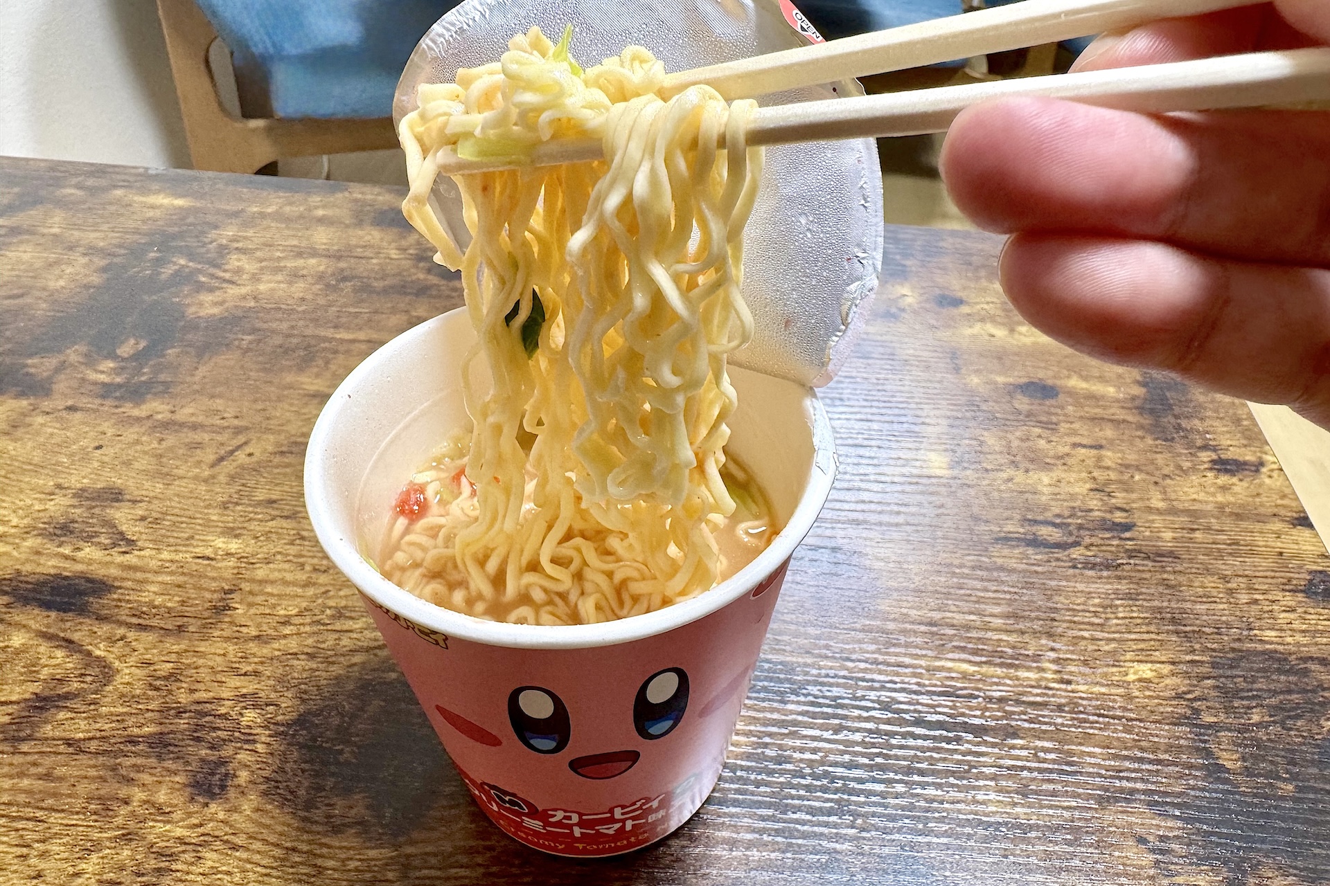 完成！ 麺にスープがよく絡んで美味しい。キャベツの食感、トマトの酸味も良い感じだ