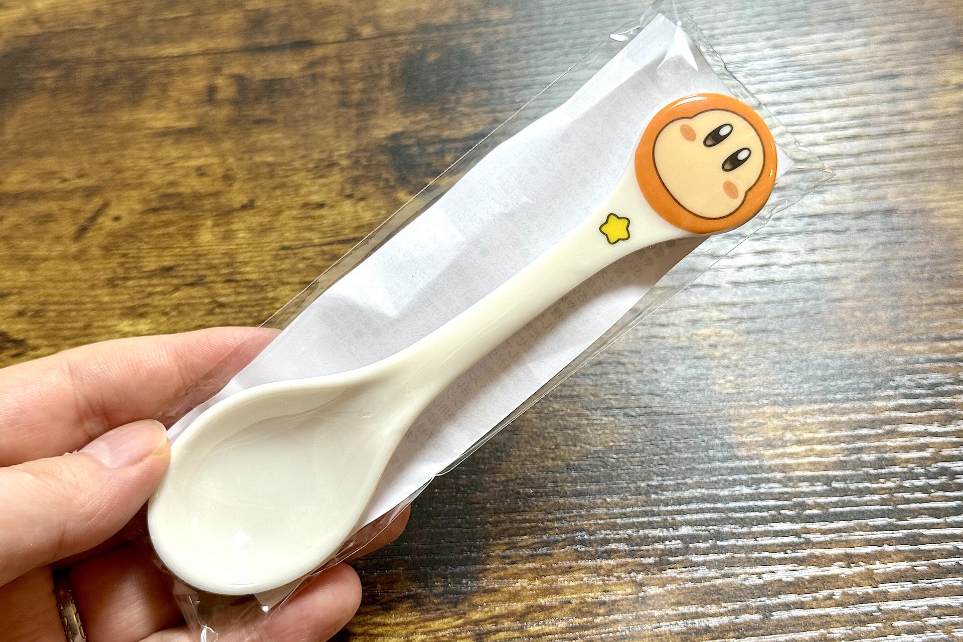 対象商品を2個同時購入するともらえるオリジナルスプーン。全4種が用意されており、今回はその内の1つを提供いただけた