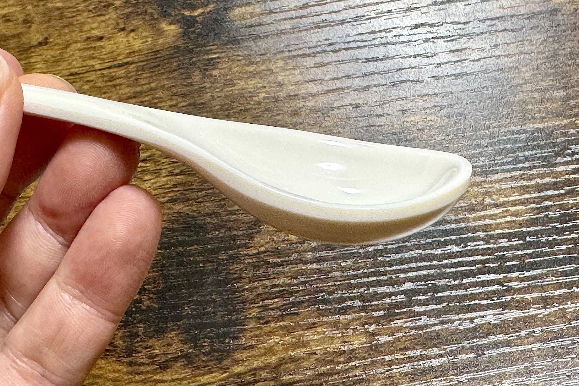 厚みがあるスプーンで、スープを飲む際などに適している