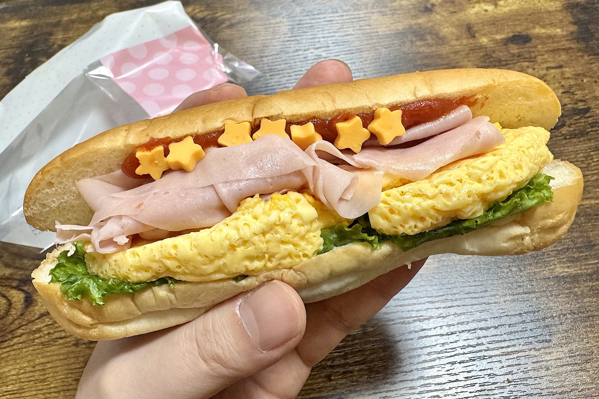 とにかく大ボリュームで食べ応え抜群。しっかり持っていないと卵がこぼれ落ちそうになる。星型のチーズもかわいい