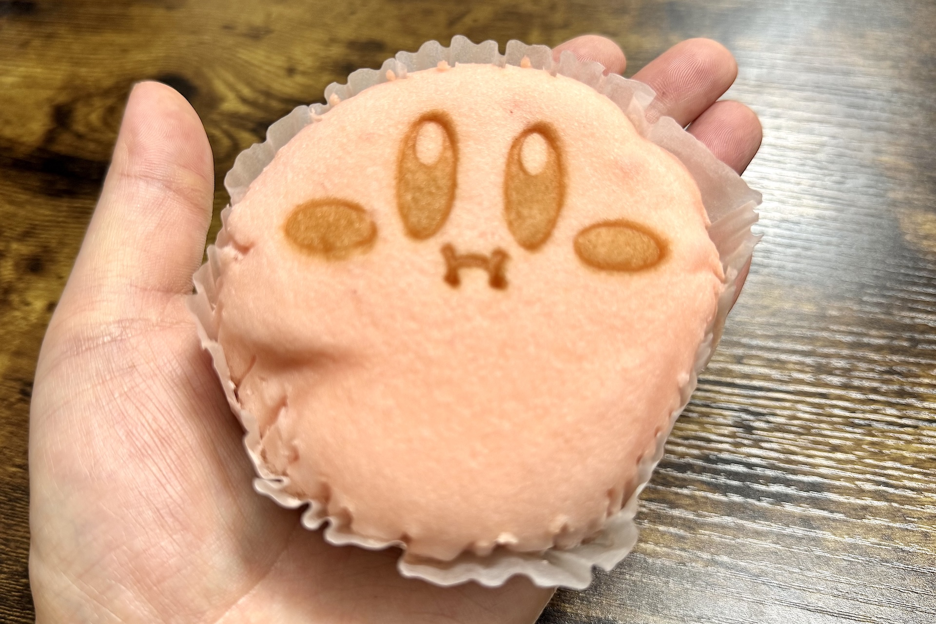 しっとりやわらか生地なので形が少し崩れているのはご愛嬌。少しやつれたカービィではない