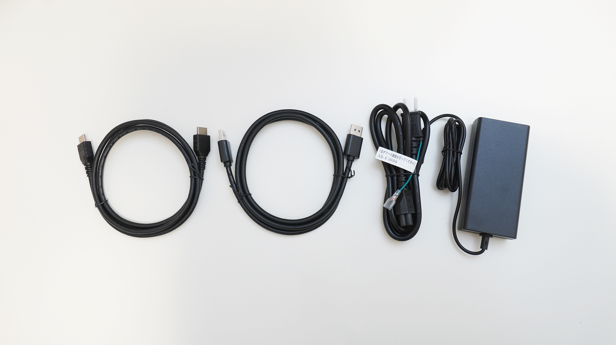 ACアダプタと付属のケーブル